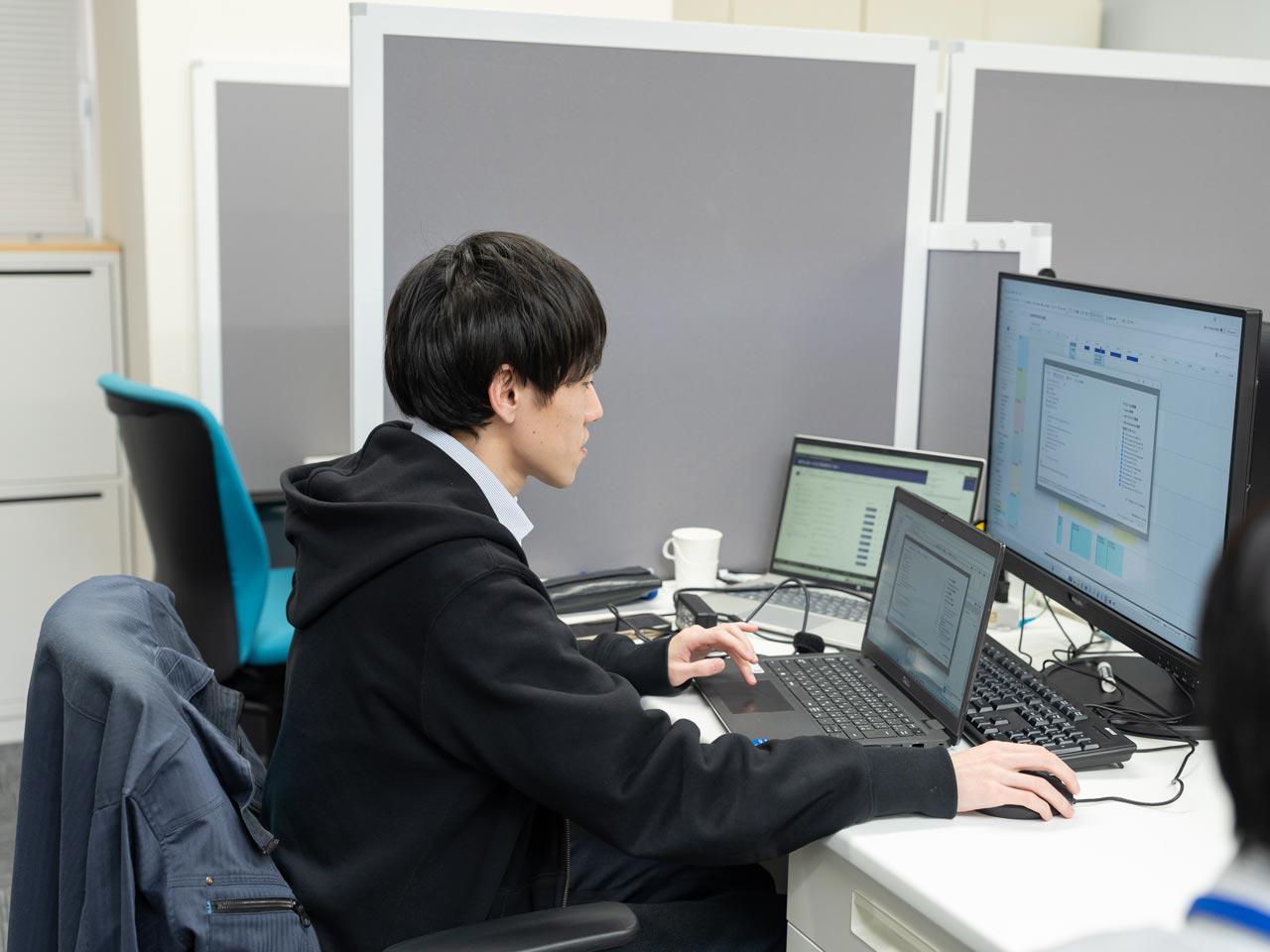 社内ヘルプデスクやパソコンや周辺機器の調達支援・キッティングも手掛け、親会社の“情シス”のような役割を務めている。