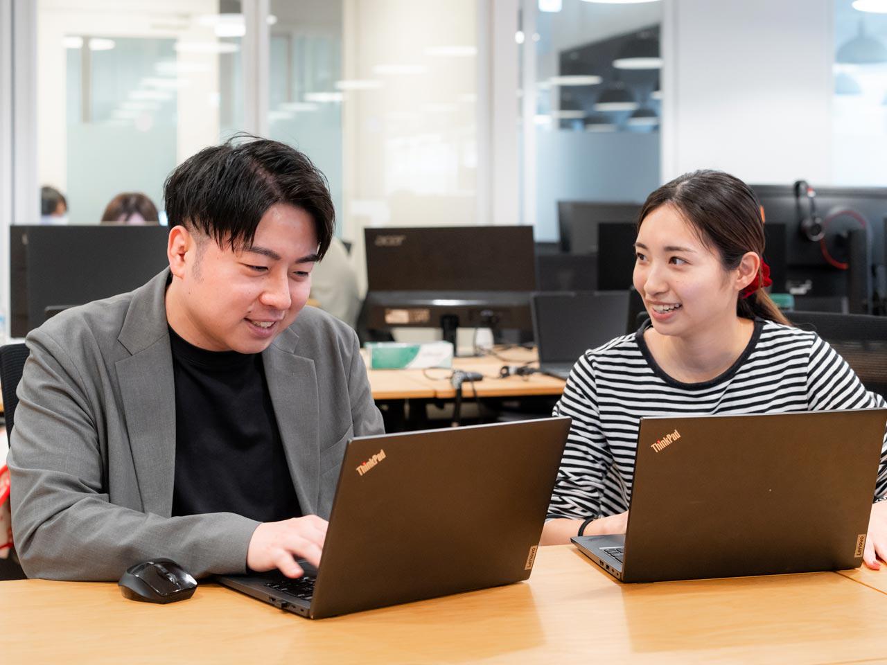 働き方は職種で異なるものの、基本的に自主的に出社するカルチャーがある。