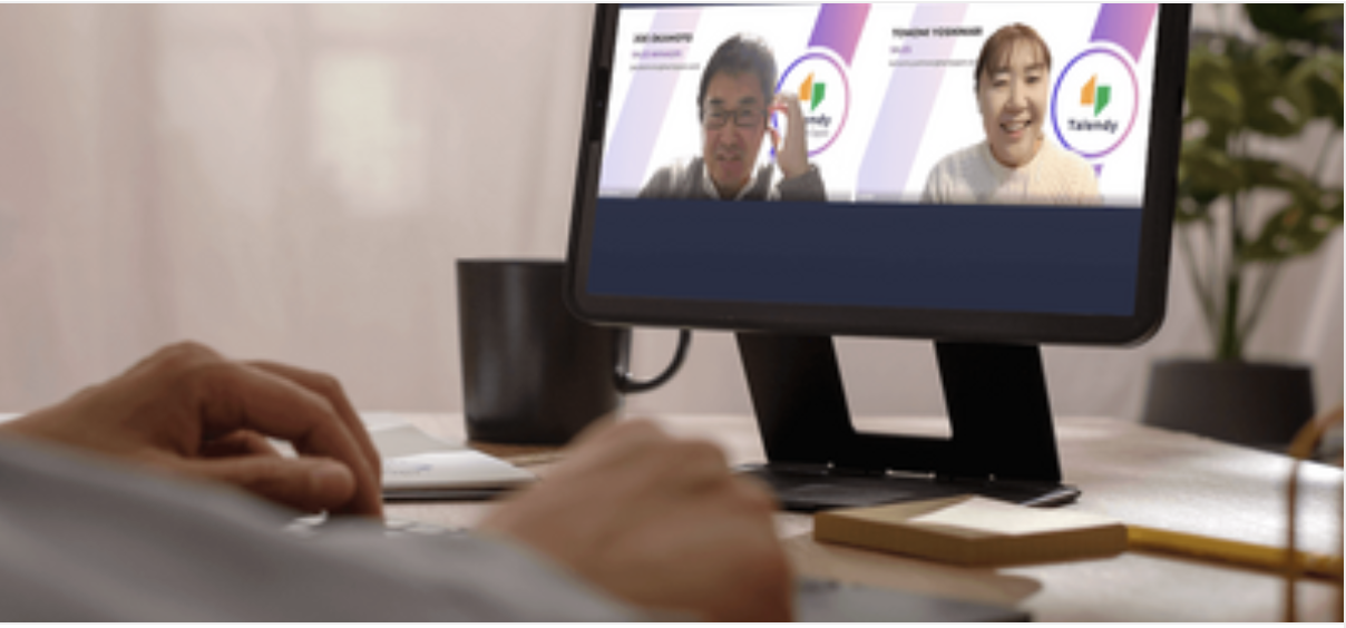 働き方は原則リモートワーク。日々の社内コミュニケーションはチームコミュニケーションツールで行い、週に数回、定期的なオンラインミーティングがある。リモートワーク環境が用意できない場合は、オフィス勤務、あるいは自宅近くのコーワキングスペースで働くことも可能だ。