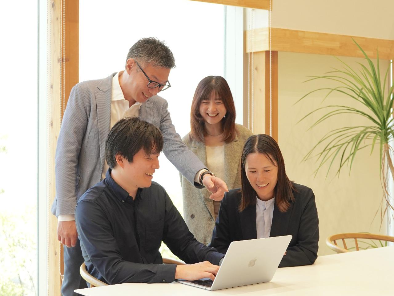 社内はキャリアや年齢、働き方もさまざまですが、前向きで明るく、人想いのメンバーばかりが揃っています。