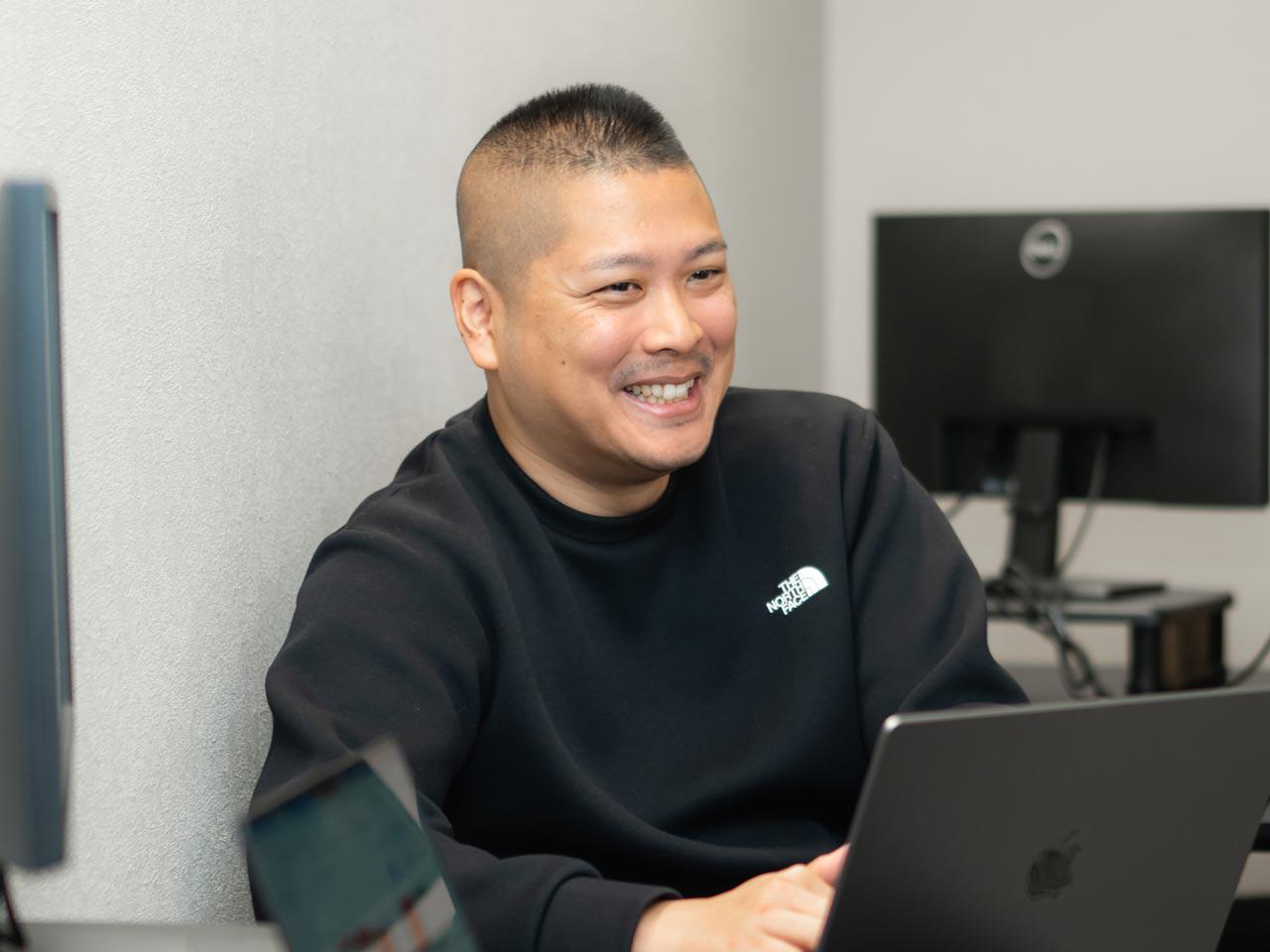 同社ではAI駆動開発の導入も積極的に進めており、エンジニアの生産性向上にも取り組んでいる。単に業務量を増やすのではなく、効率化によって生まれた時間を、より付加価値の高い業務やスキル習得に費やしている。