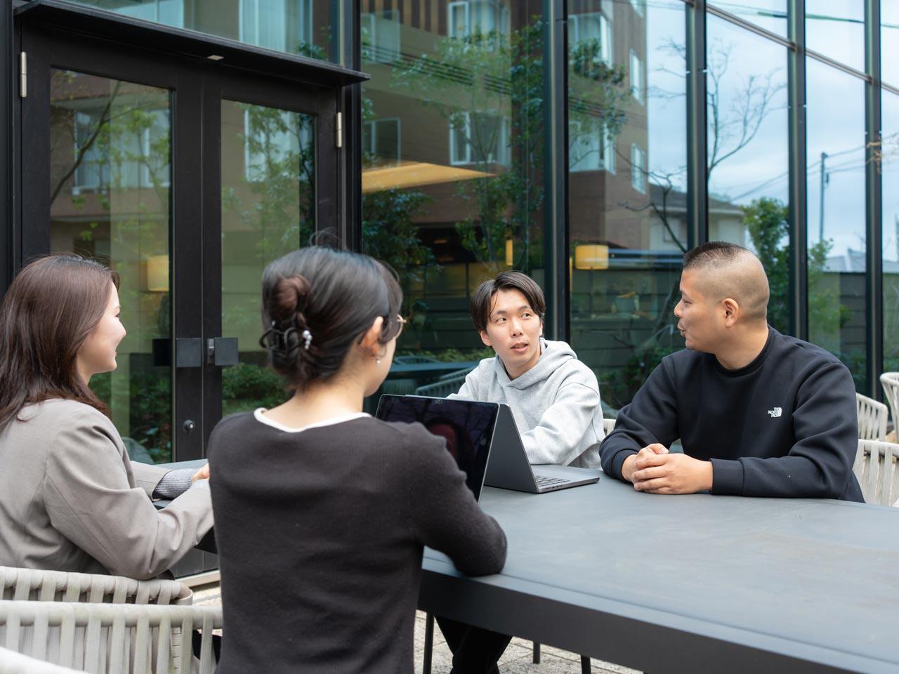 そのために、短期案件を転々とする一般的なSESの働き方ではなく、長期的に同じ現場に関与し、クライアントの課題に深く入り込むスタイルを推奨。