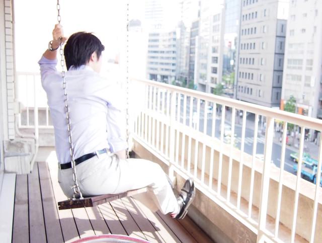 休憩スペースはテラスになっており、ブランコもできるようになっている。