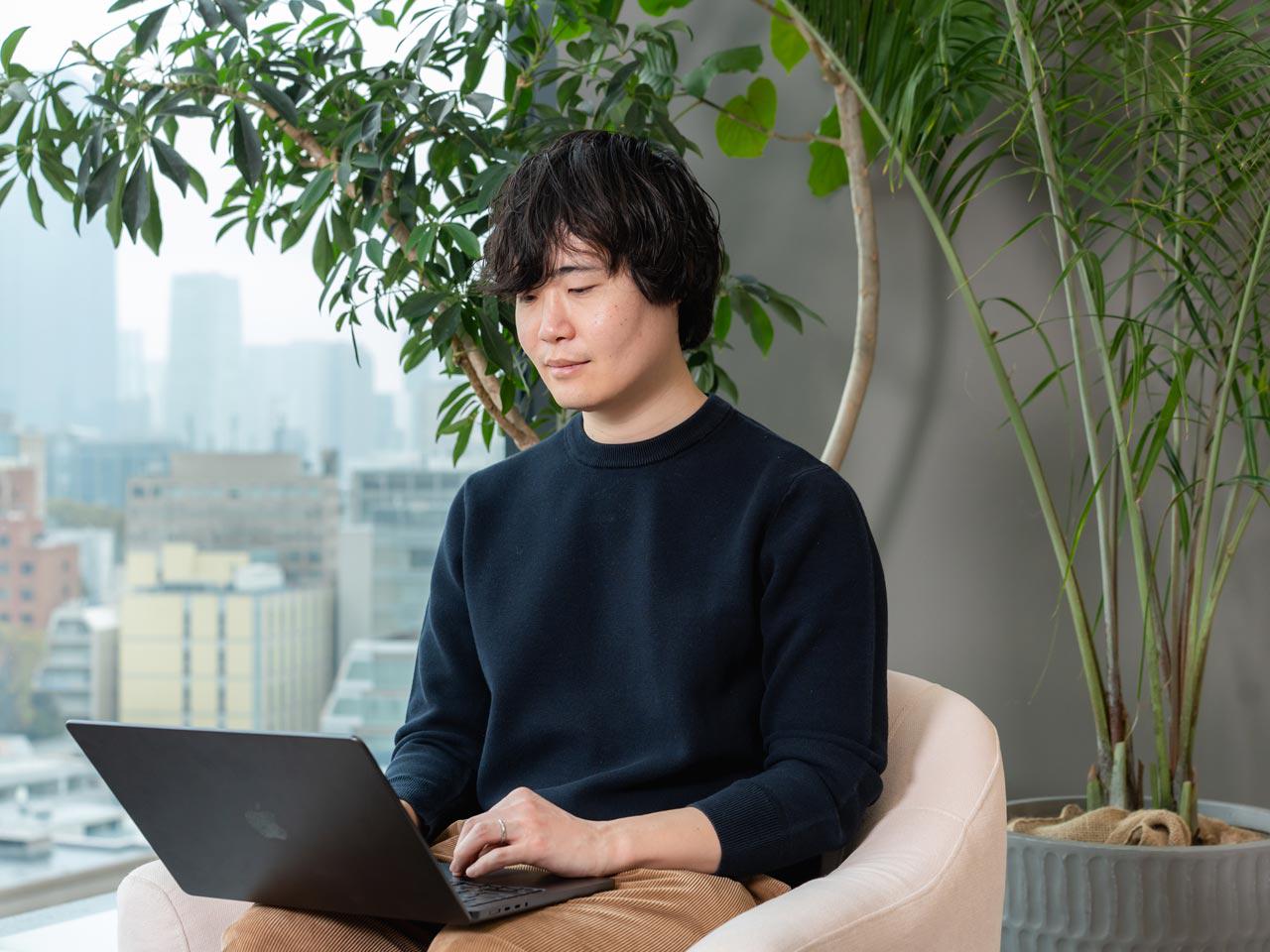 同社はオープンな組織運営を徹底している。経営数値は社内に開示されており、会社の現在地や目指す方向を共有することで、一人ひとりが当事者意識を持って意思決定できる環境を整えている。