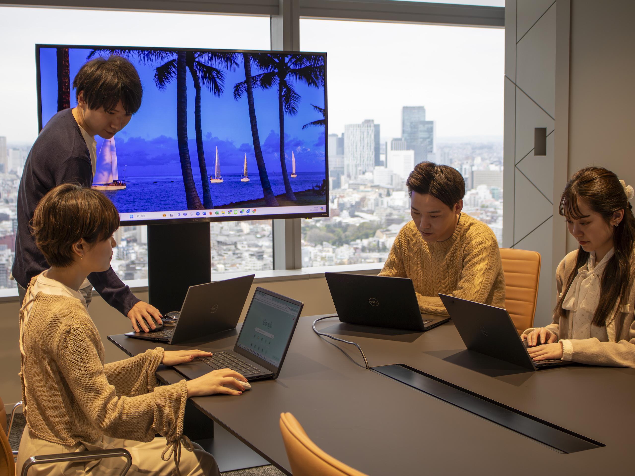 未経験者の育成で培ってきた人材開発の文化と安定した事業基盤を強みに、ミドルからハイレイヤー層を含む技術集団へと舵を切っている。