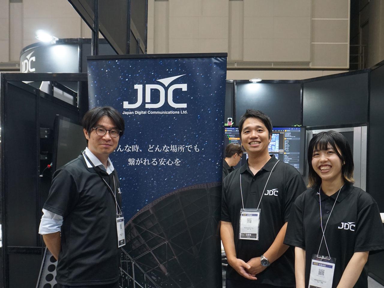 インテルサット社やスターリンク社等から各帯域の回線、および陸上用・海上用・航空用の様々な通信機器を仕入れてユーザーに提供するビジネスを展開。