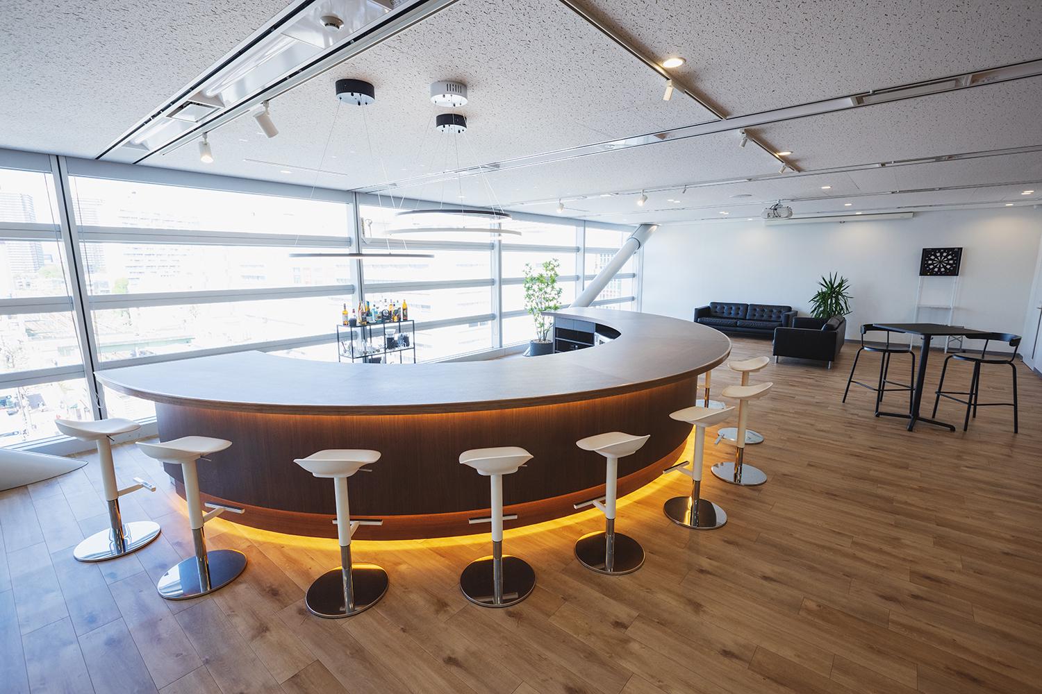 お洒落なバーカウンターもリニューアル！終業後はお酒も飲めます！