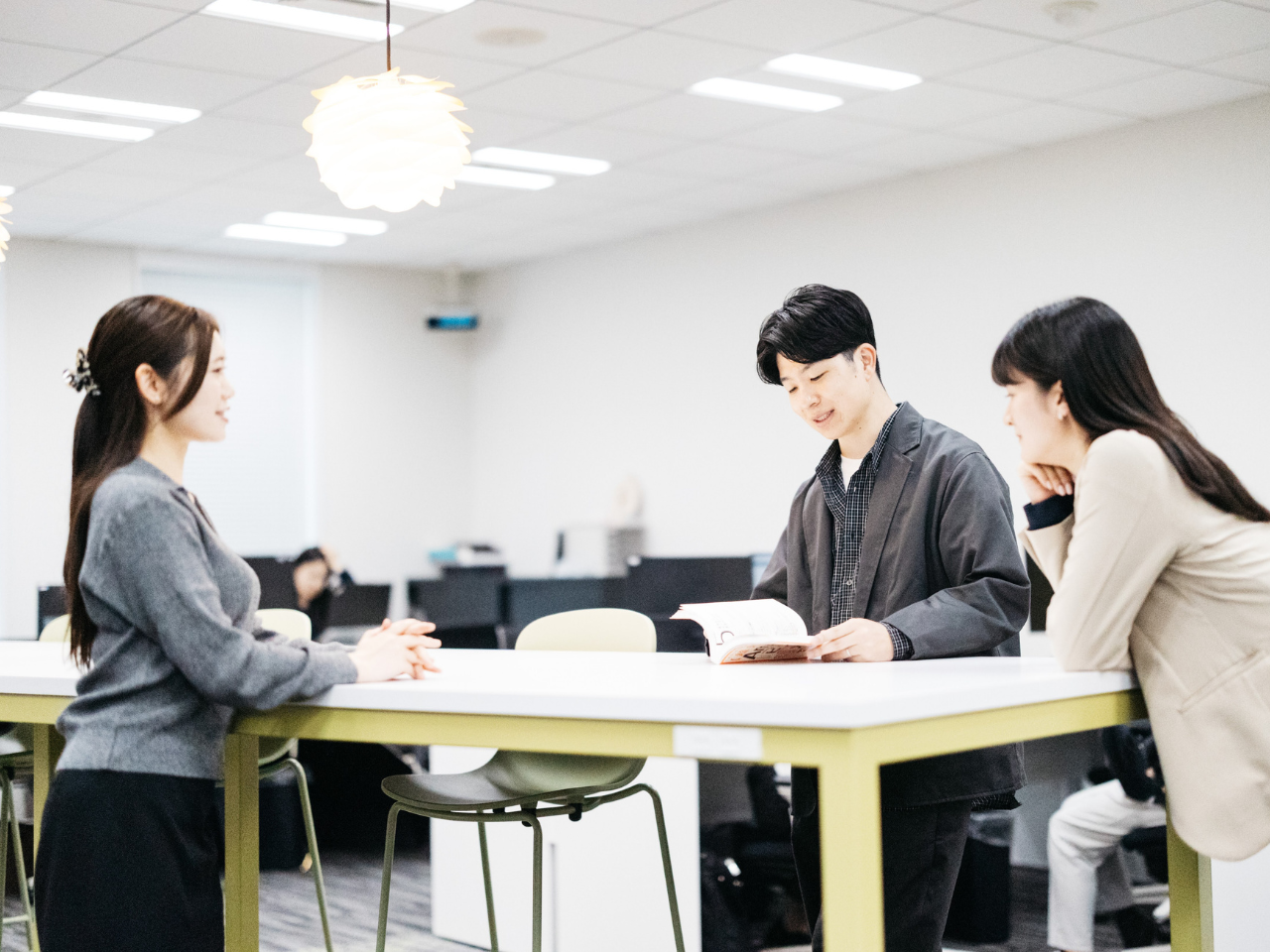 Amazon独特のマーケティングやオペレーション上の課題について、勝ち続ける戦略とオペレーションを提供している。