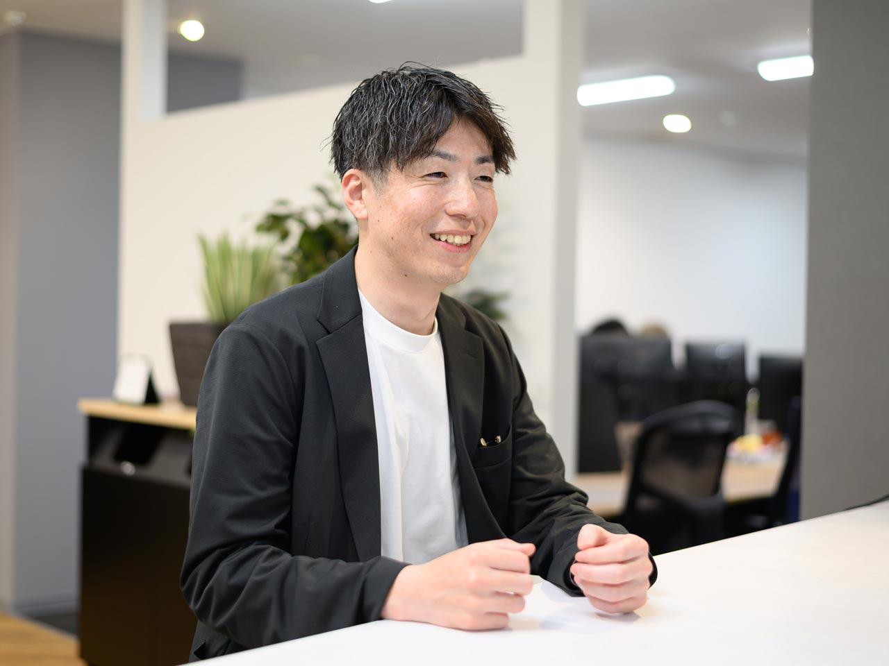 同社は、Nuxt.jsやNext.jsといったモダンなフロントエンドフレームワークに加え、Node.jsやJava・PHPを用いたバックエンド開発まで一貫して手掛けており、設計から実装までを内製で完結できる体制を強みとしている。