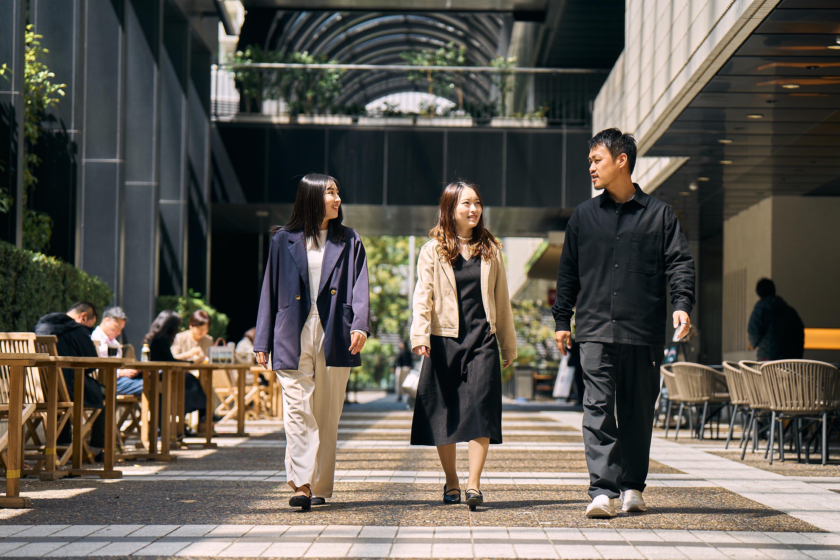 新入社員・中堅社員・ベテラン社員等、社歴・年齢の垣根を超えて意見を出し合い、より高度な業務環境づくりに取り組んでいる。