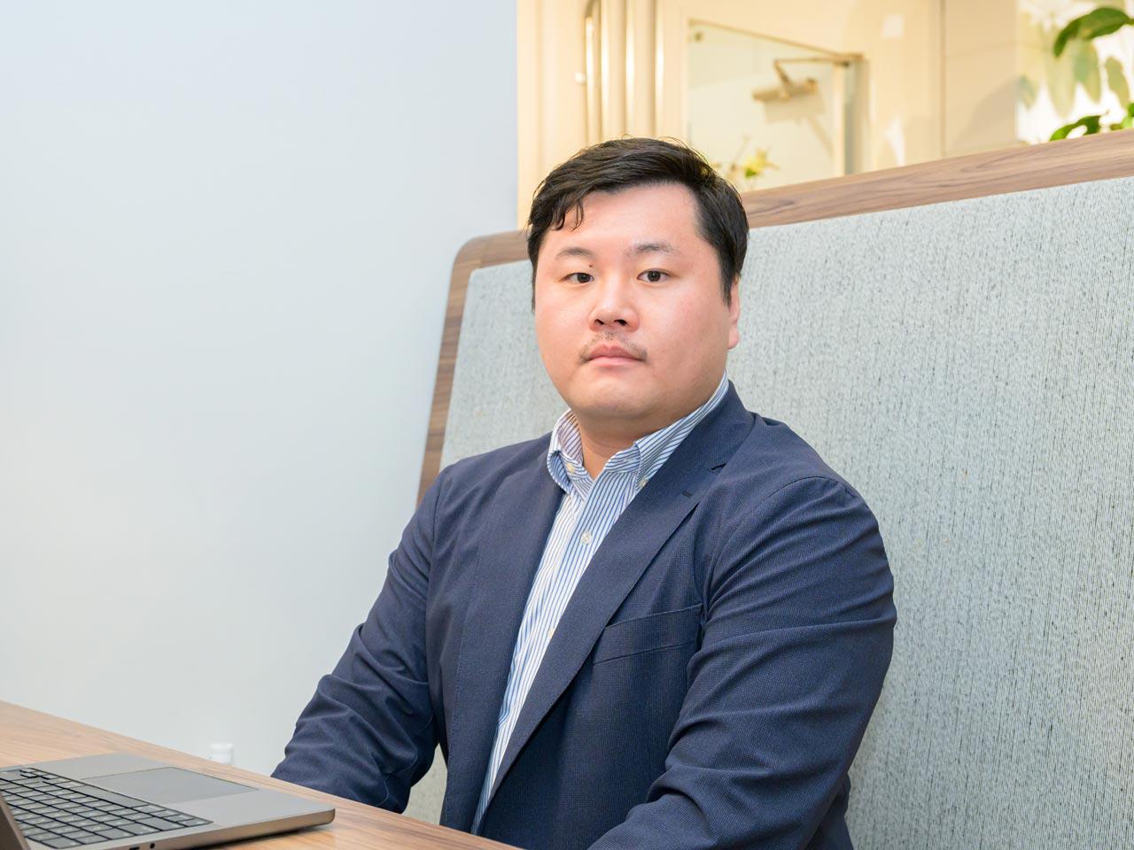顧客の業務現場に深く入り込み、業務フローの整理や要件定義を行った上で、AIを組み込んだシステムを構築する。