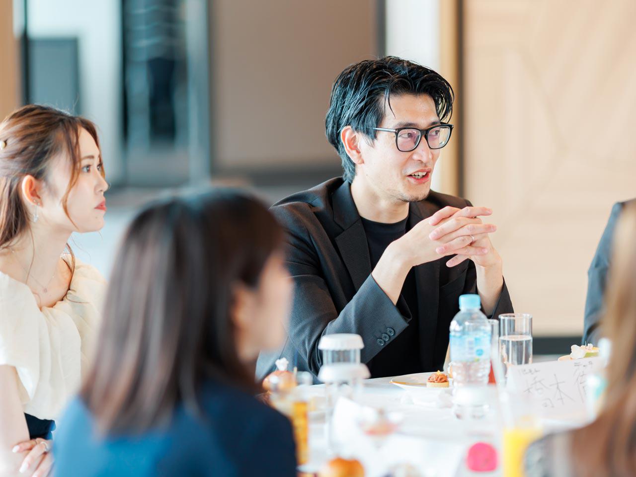 自らが市場のゲームチェンジャーとなり、教育と紹介を高い次元で融合させることで、一人ひとりの人生が鮮やかに彩られる社会の実現を加速させている。