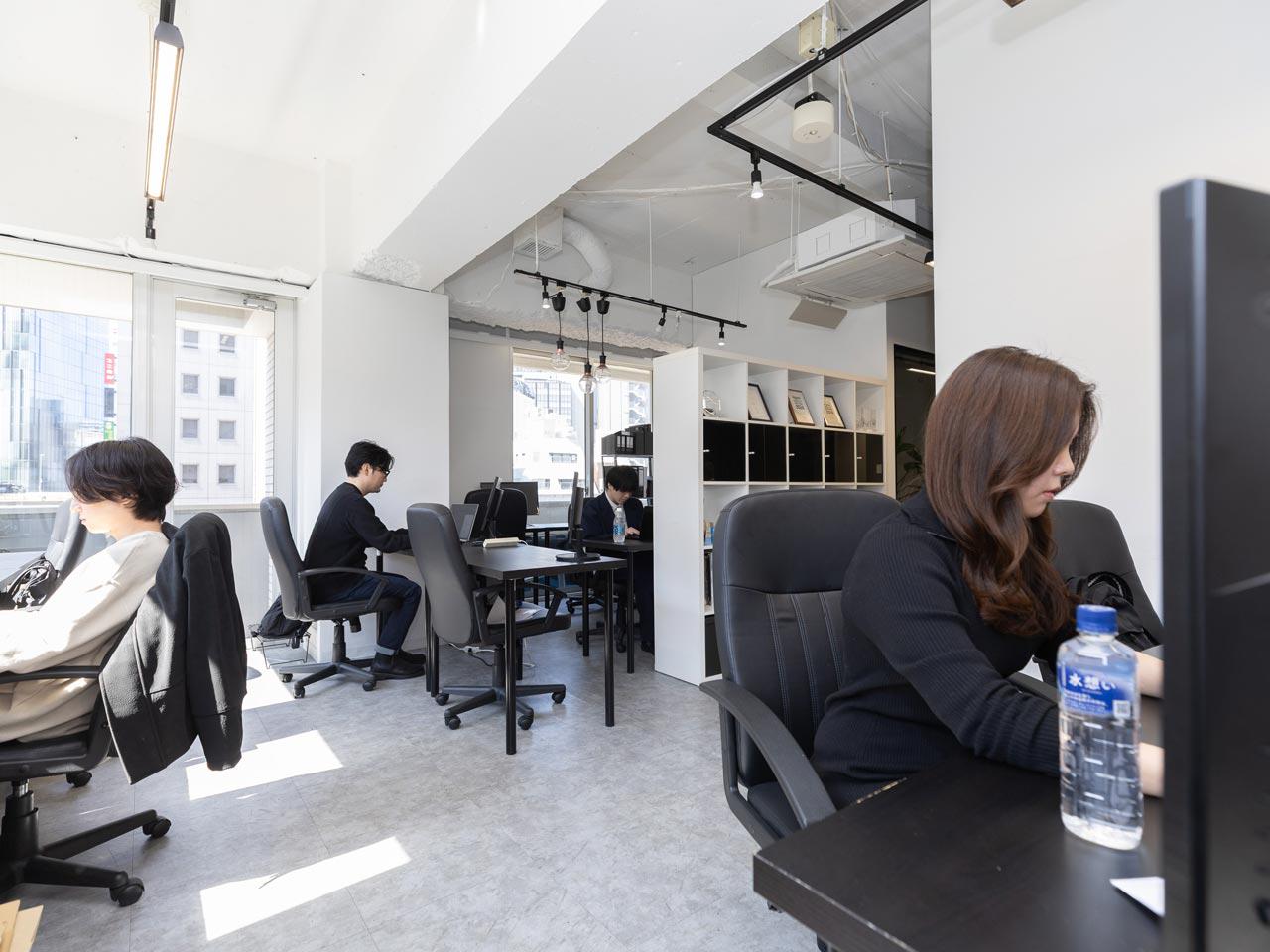 企画から製造、流通、小売までを一貫して自社で担うSPA（製造小売）型のビジネスモデルで、全国のユーザーに商品を届けている。