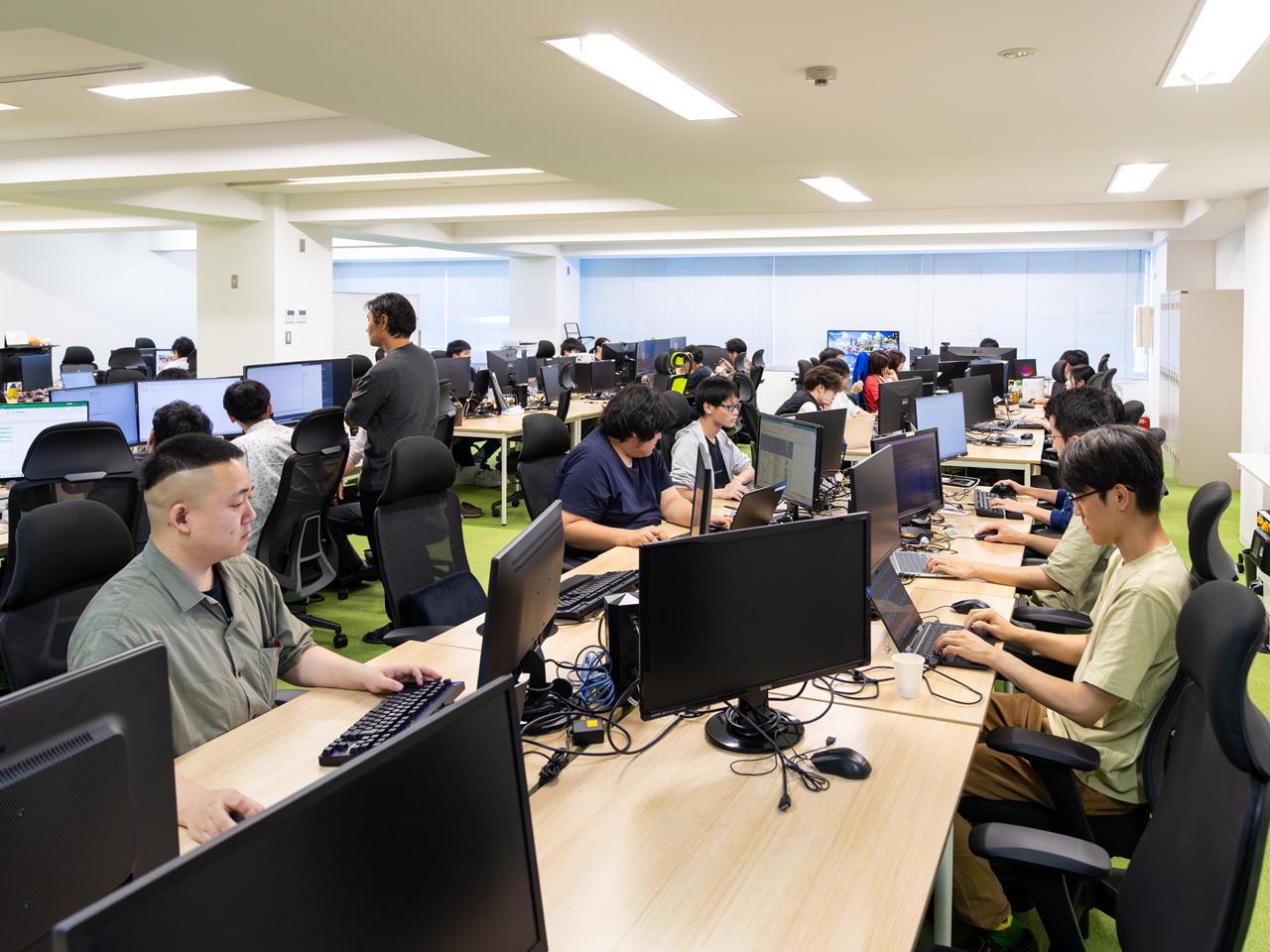 カンパニーカラーである緑を基調したオフィス。全拠点、床は芝生を連想させるタイルを使用しています。