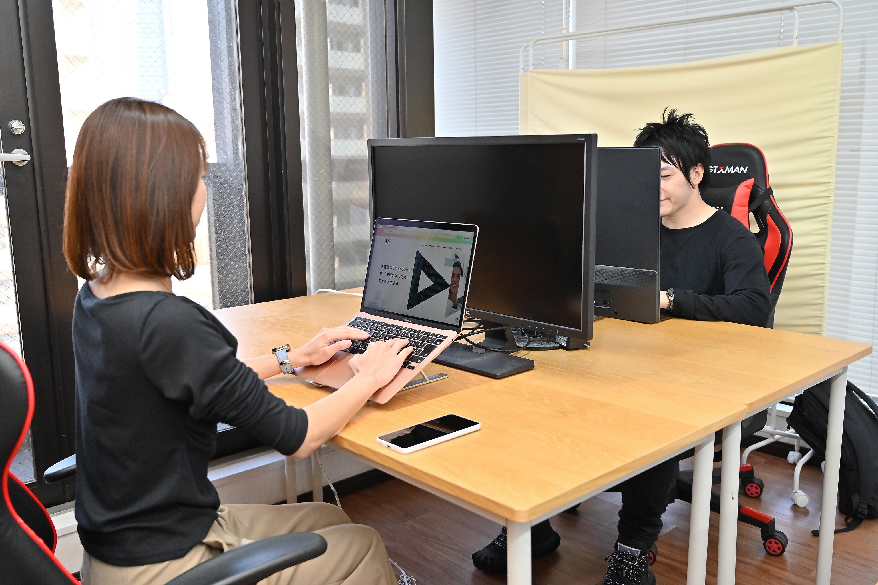 同社の事業の特徴となっているのが、開発を担当するエンジニアがフルリモートの業務環境で稼働していること、受託開発を事業の軸としていること、そして「ラボ型開発」というチーム体制での案件対応を行っていることだ。