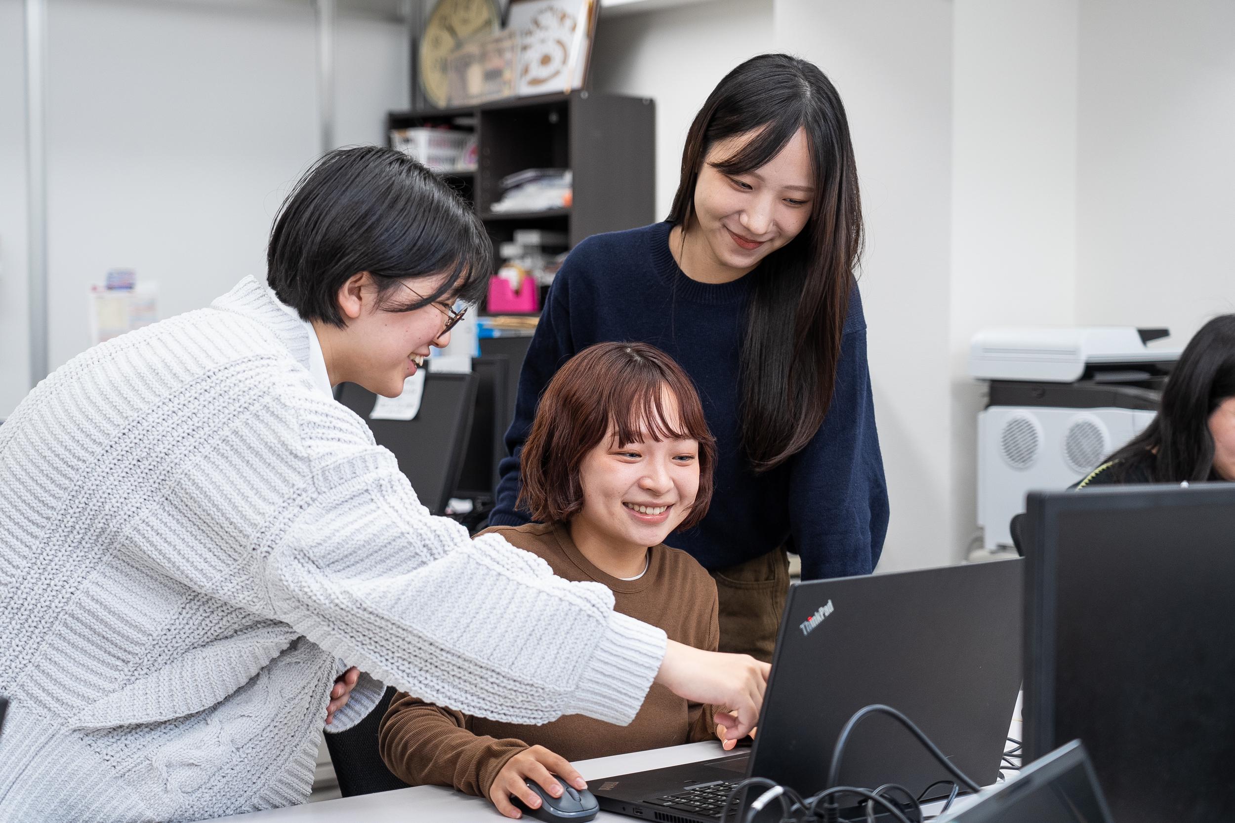 ビジネスソフトでは、OBC「奉行シリーズ」、応研「大臣シリーズ」といったソフトウェアに加えて、導入支援や操作指導を含めた、トータルな提案をおこなっています。