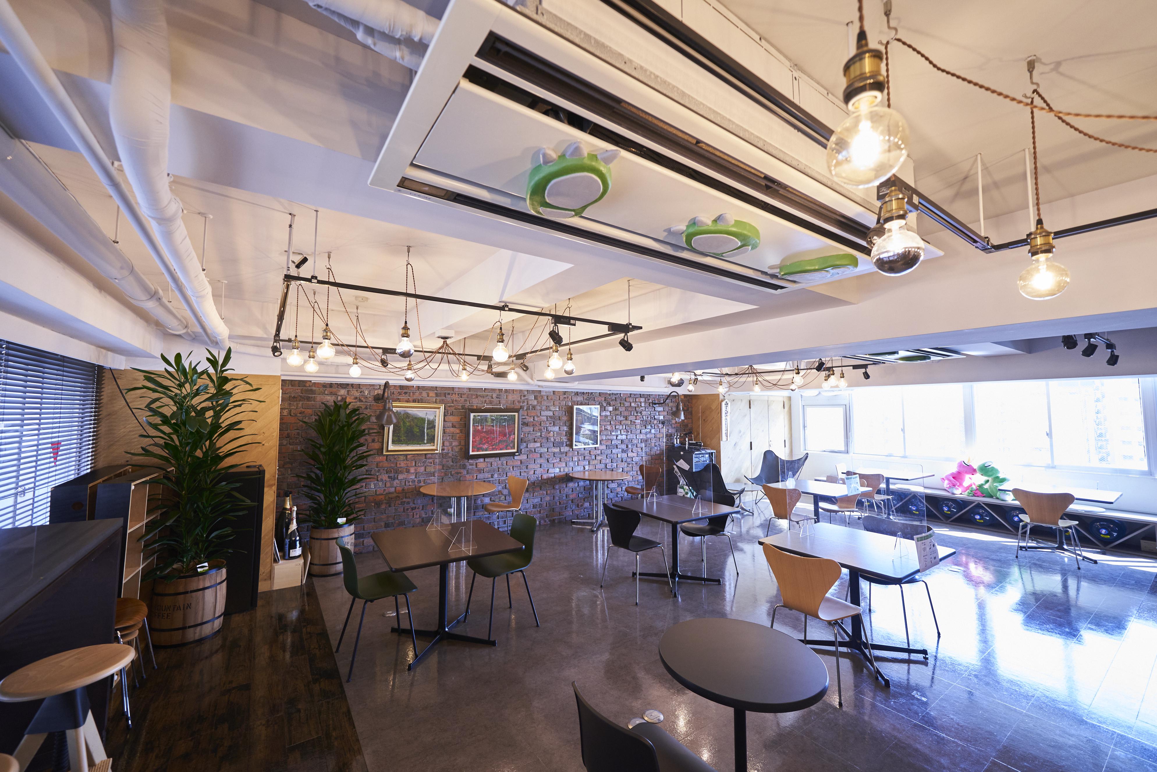 【本社9F≪Rismon Cafe≫】
ミーティングや休憩、決起会で利用するオープンスペース