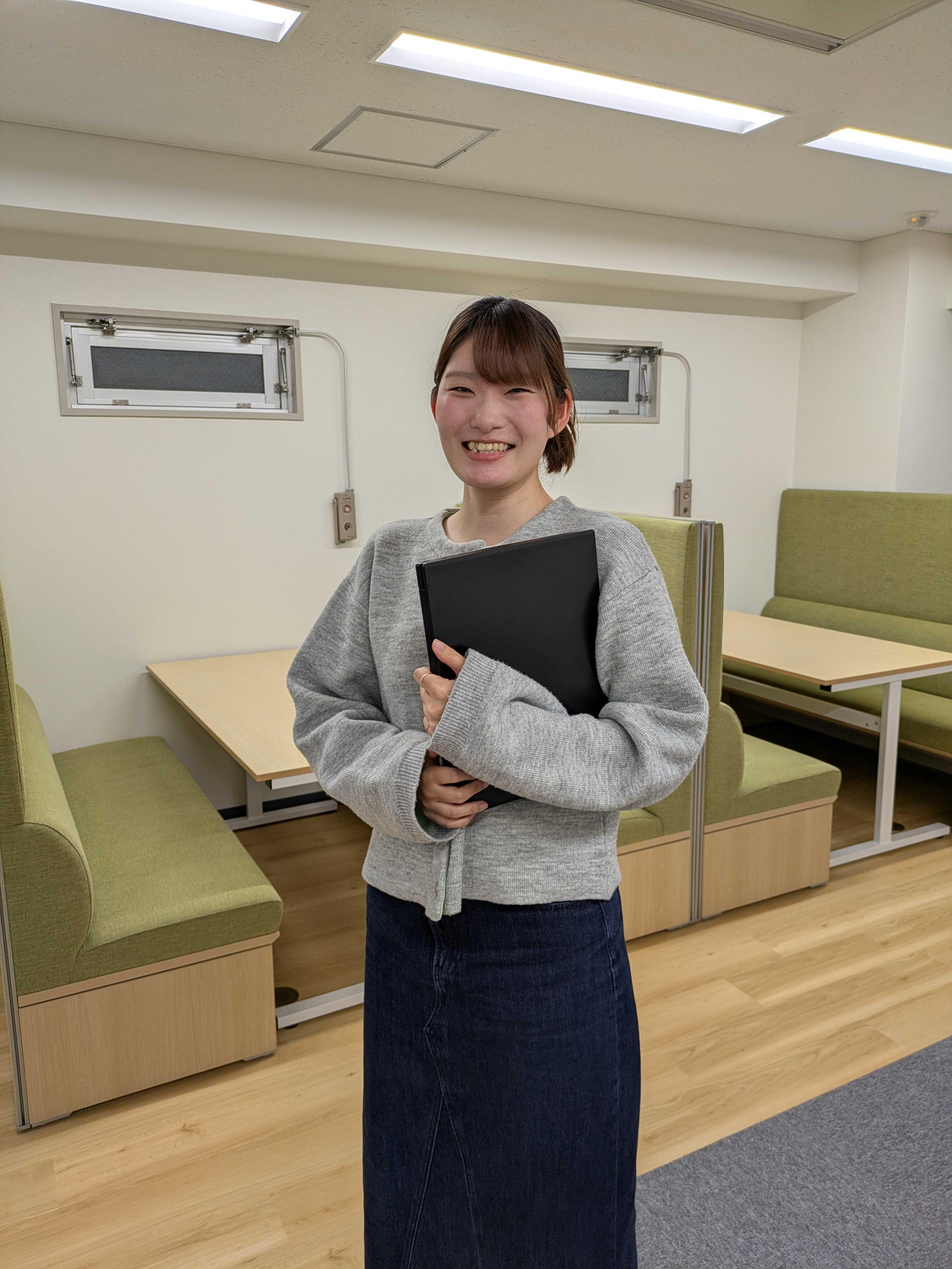 社員の約半数が地方在住のフルリモート勤務となっており、バーチャルオフィスでコミュニケーションが取りやすい環境を整備。