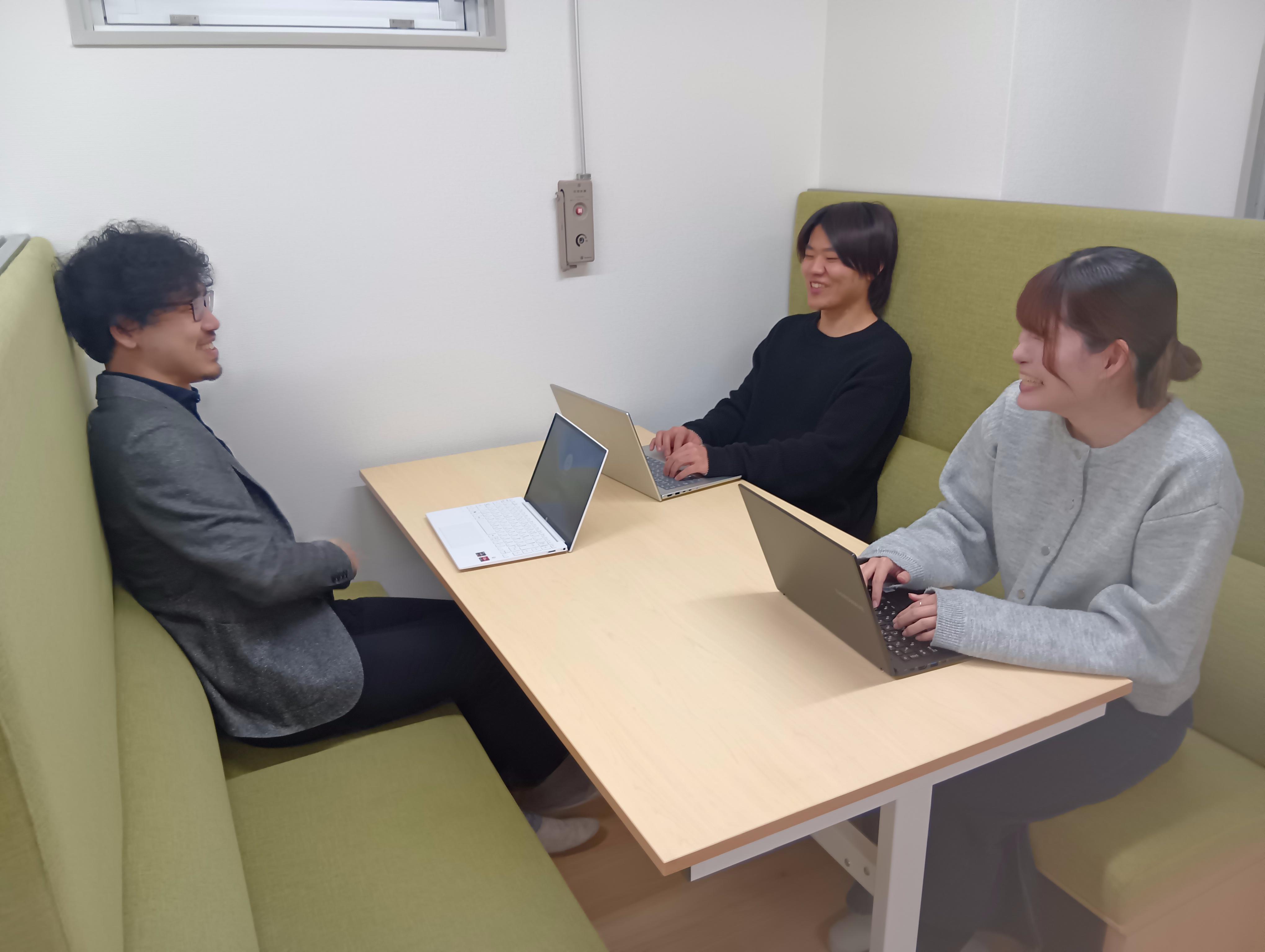 また、AIの活用を推進するための専門部署を設置。AIツールの導入や情報を提供することで業務を効率化し、将来的には「4勤3休」の実現を目標としている。