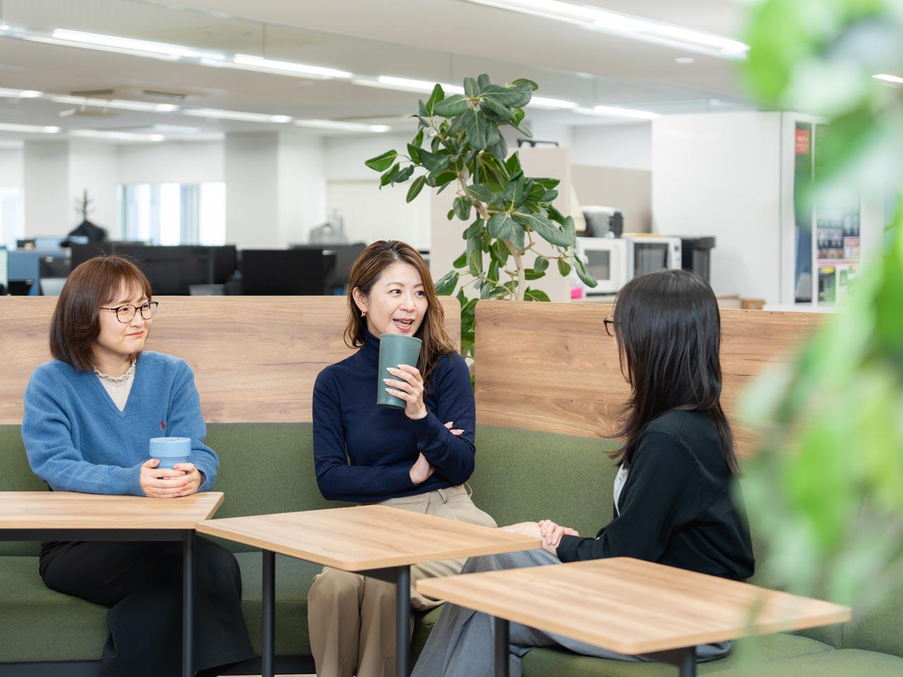 「社員が成長のゴールをイメージできる組織」を目指す同社は、研修制度や評価制度を独自に構築。役職を超えたフラットな関係性も功を奏し、組織は着実に拡大している。