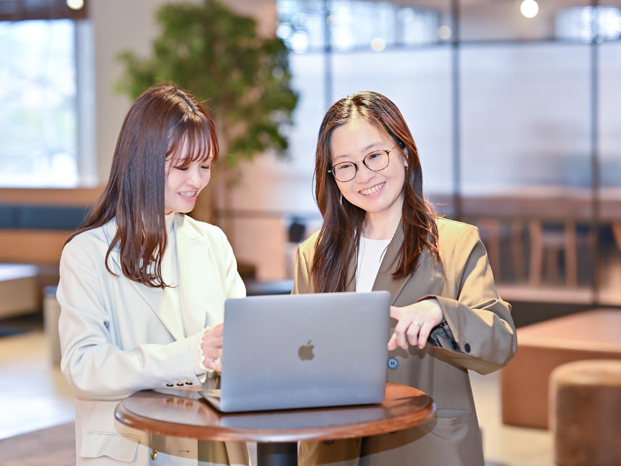 単価連動の等級性給与体系で、エンジニアの収入が安定的にアップする制度設計がなされている。