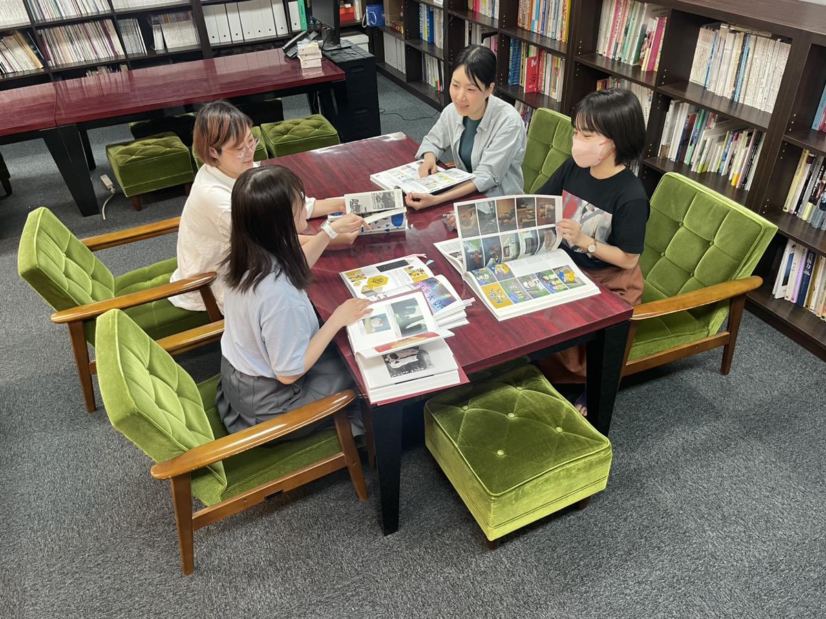 案件ごとにチームを編成し、職種を越えて連携しながら進めていきます。

それぞれが自分のデスクで集中して作業を進める時間もあれば、中央スペースに集まり、意見を出し合いながら企画や方向性を固める場面もあります。
