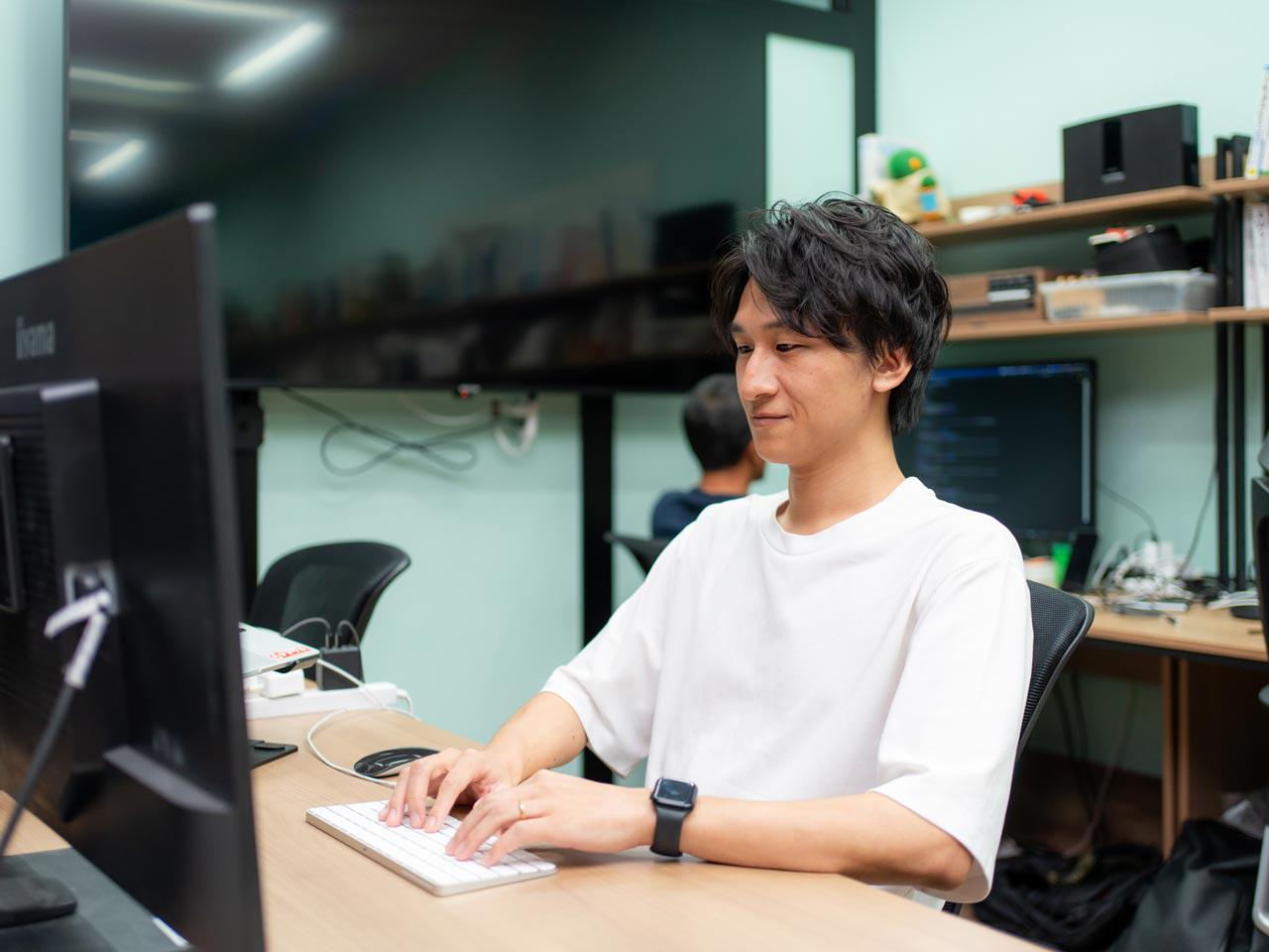 現場で生まれる課題を起点に、自社で人材派遣事業を支えるシステムを開発し、現在はDXコンサルや出資先との協働、イベント運営会社の技術支援等へ領域を広げている。