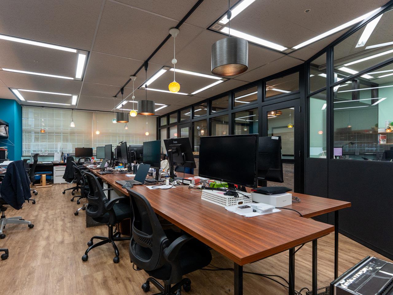 開発環境の特徴は、役割の広さと現場との近さにある。要件整理や設計から関わり、自ら考え、試しながら開発を進める。