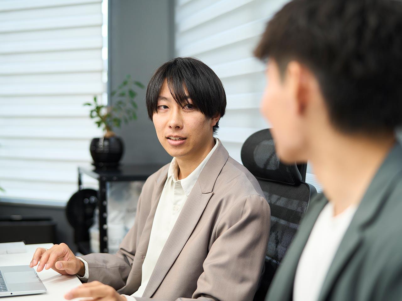 担当営業とは月1回のミーティングを必ず実施。Slackでのやりとりも多く、日頃から密にコミュニケーションを取っている。