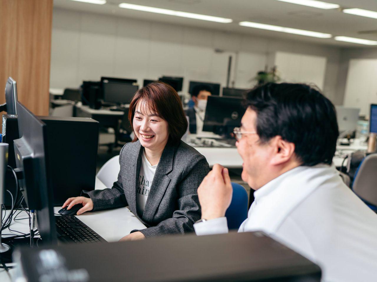 定期的に個人面談を実施し、中長期的な目標設定とそれを達成する具体的なプランを一緒に考えたり、希望するキャリアパスをヒアリングし、それを実現するための配置を考えている。