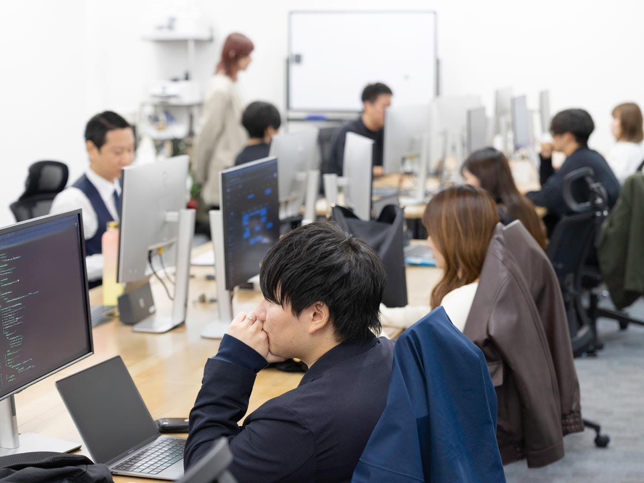AI時代でもエンジニアとして価値を発揮すべく、顧客の最前線に常駐して課題の特定から成果の創出までを一気通貫で解決するFDE（Forward Deployed Engineer）集団を目指す。