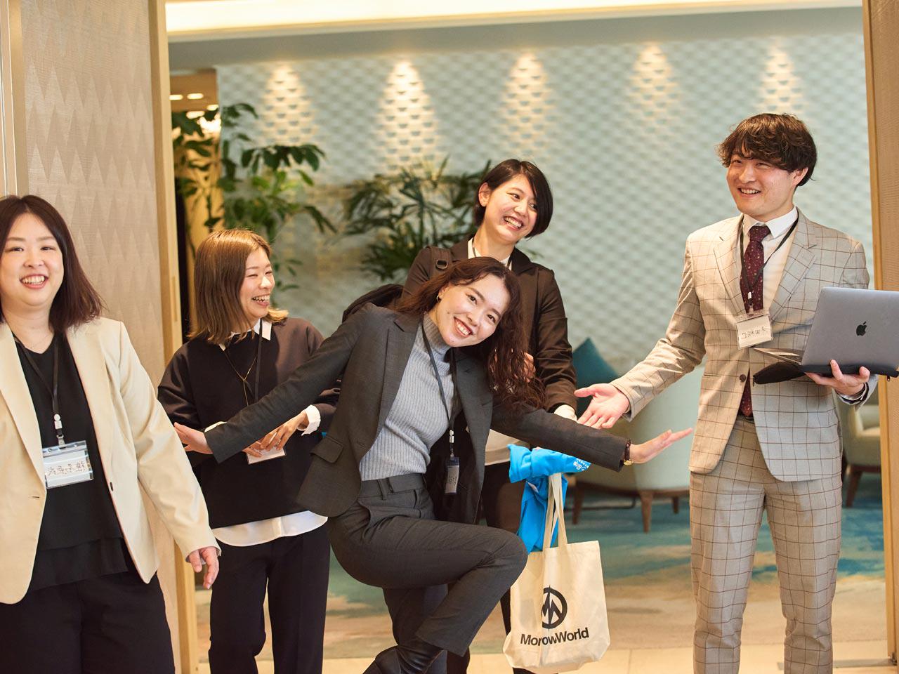 成果を上げた人には、年齢や社歴に関係なく次の役割を任せていきます。入社3ヶ月でのマネージャー昇進や、20代前半で年上メンバーを率いる役職者も生まれています。