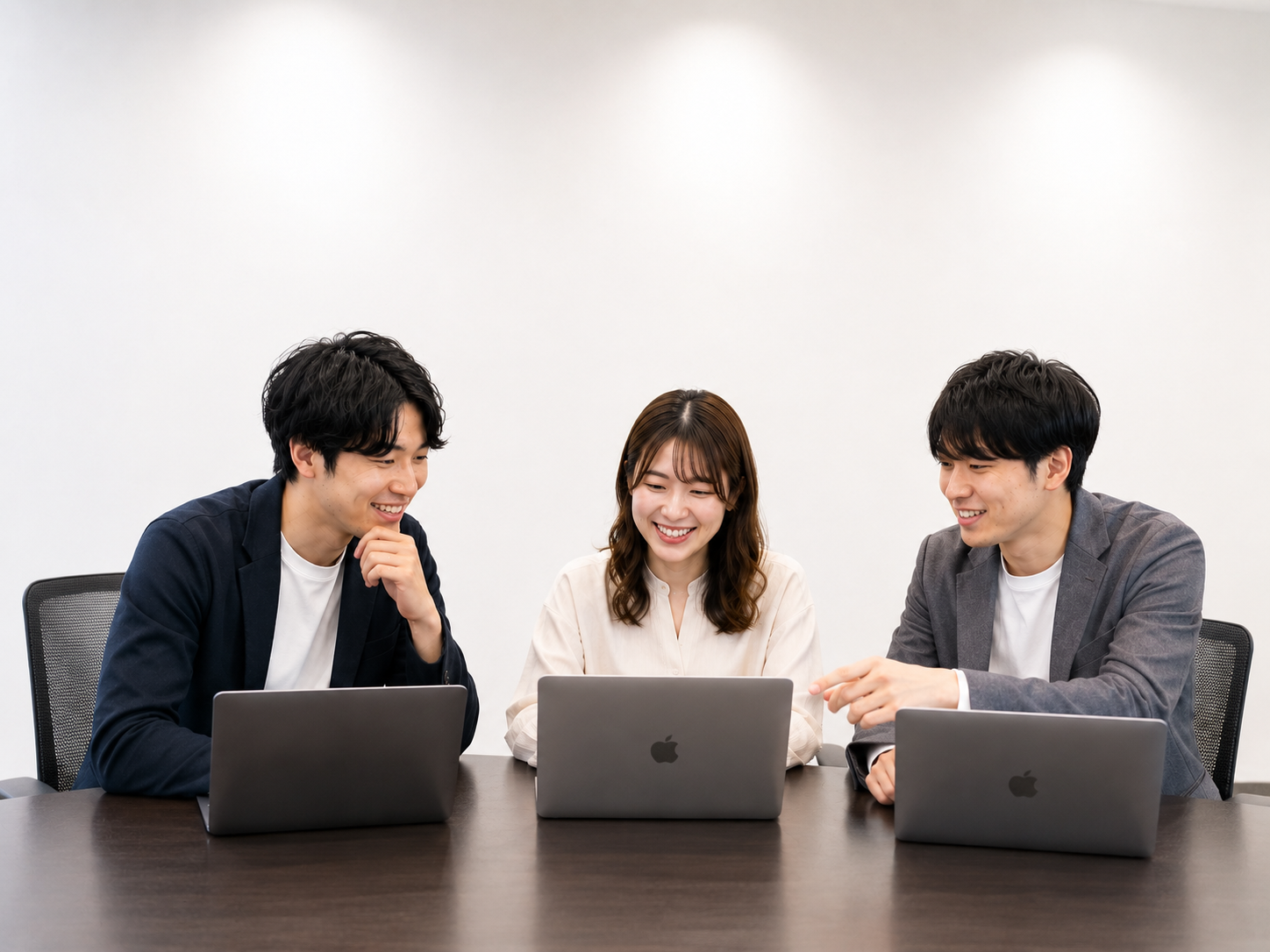 アクログループは、IT技術と開発力を軸にグループの総合力で顧客の課題をワンストップで解決することを目的に、27社（従業員1,000名）が緩やかに連動しながら成長を続ける企業集団だ。