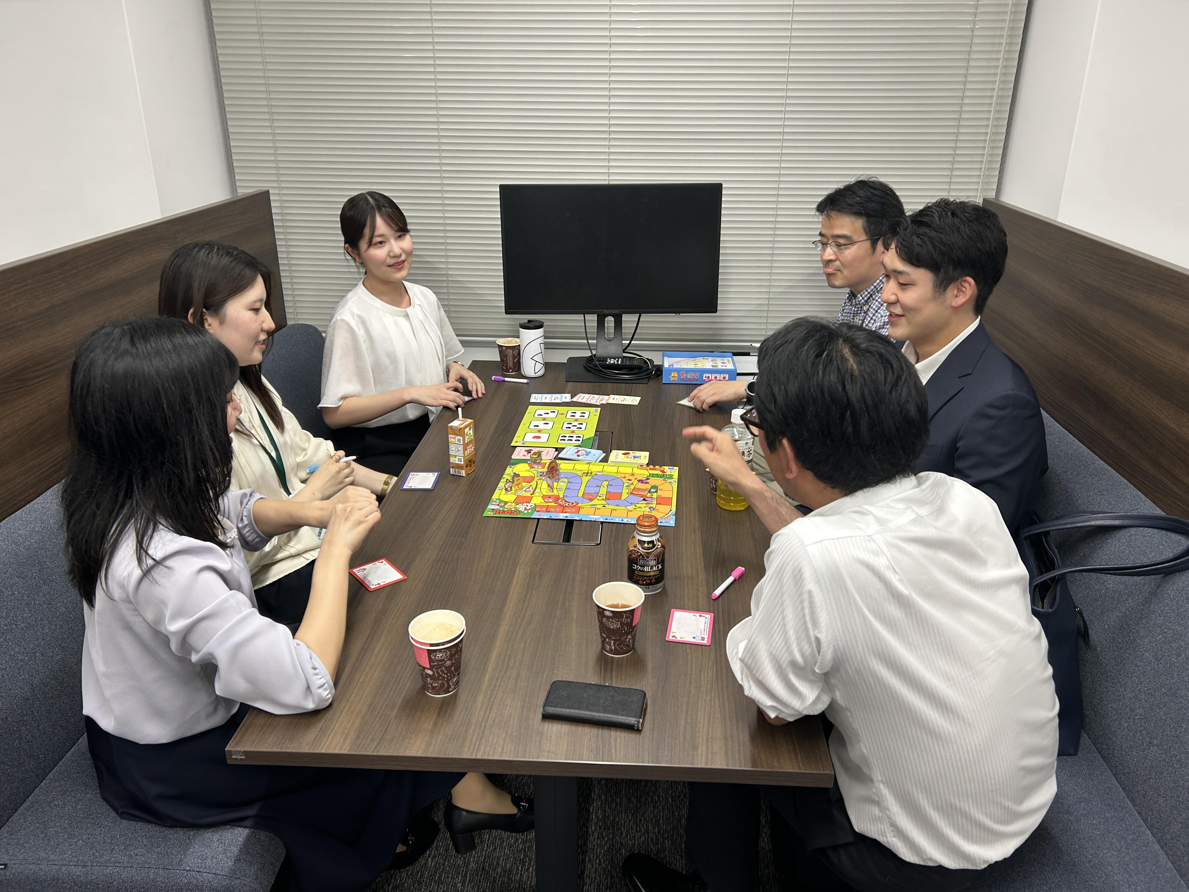 親睦を深めるために社員が主体で活動しています。定期的に開催しているボードゲーム会の様子。
