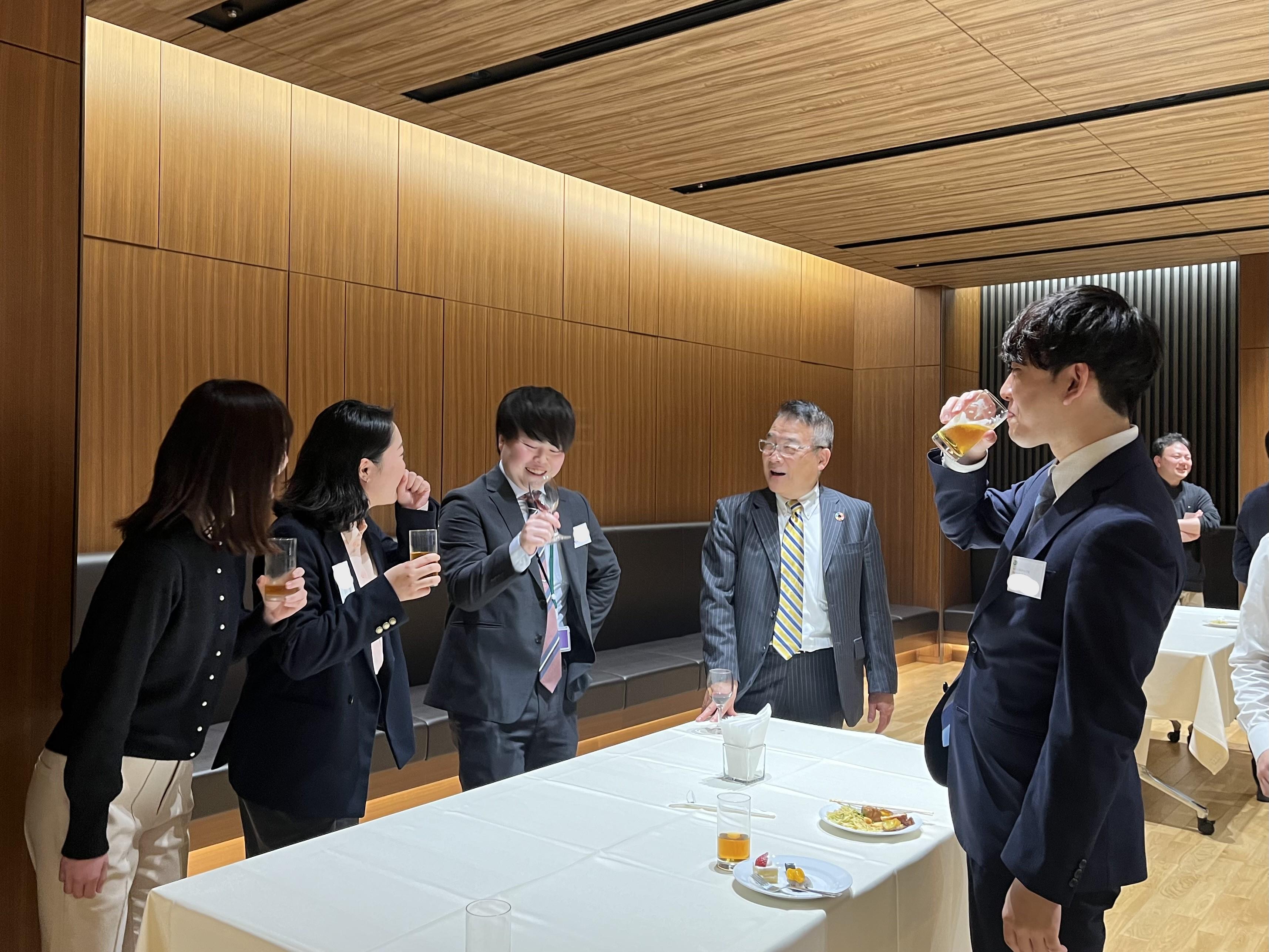 2～3か月に一度の社員会では、社員が一堂に集まり親睦を深めています。