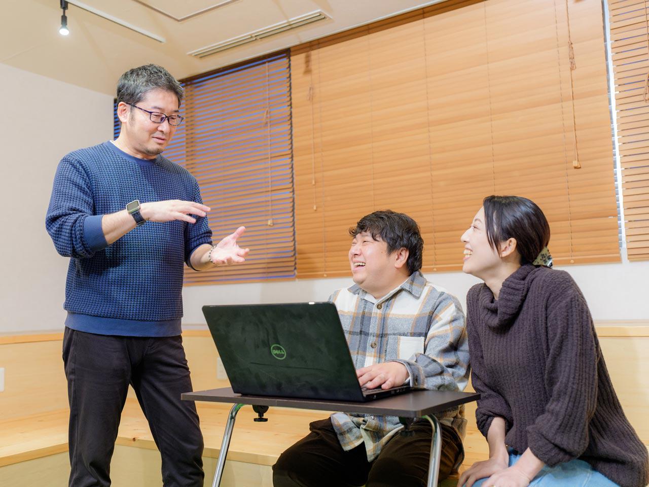 自然災害時における安否確認システム『Anppii（アンピ）』などの自社サービスも開発する。