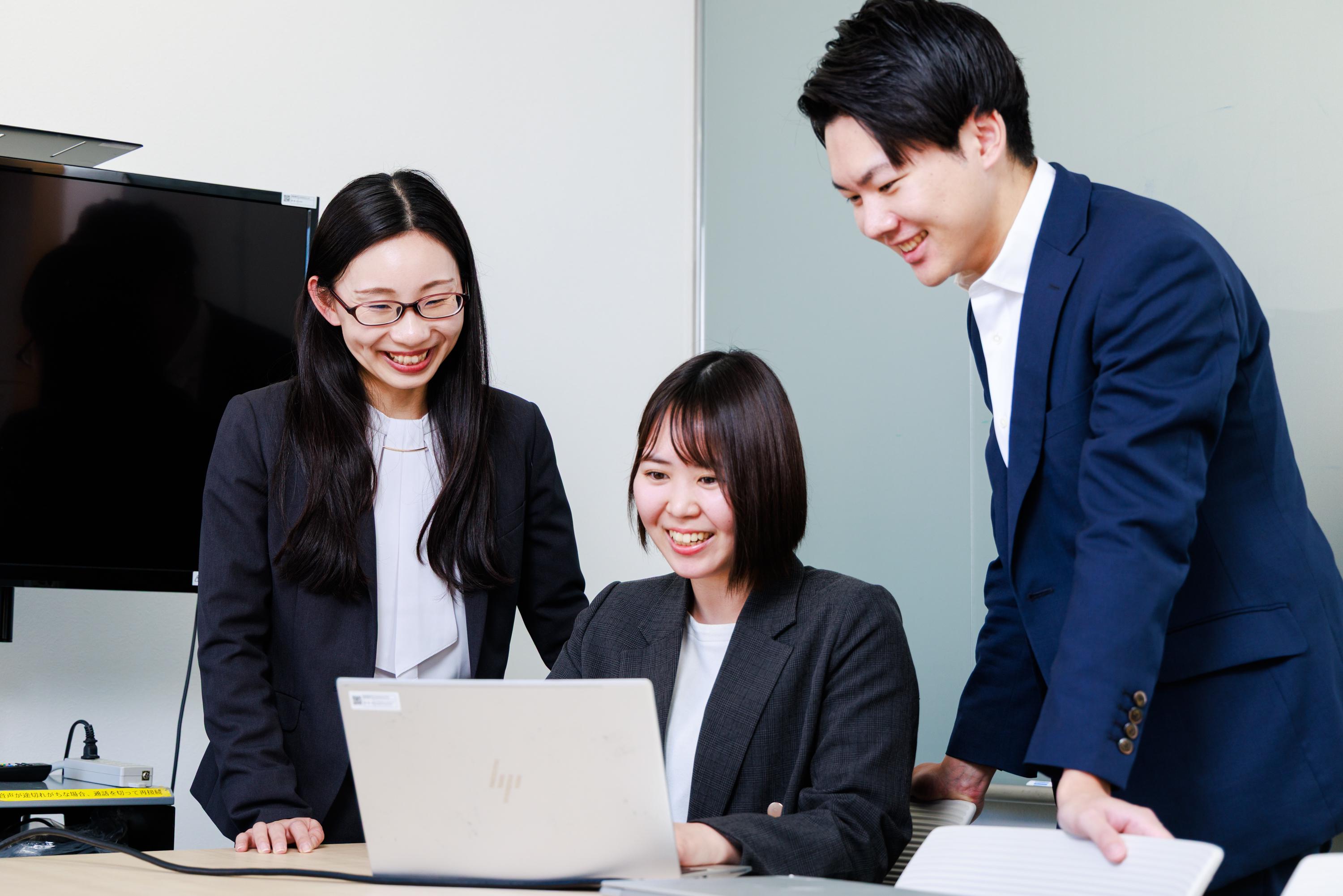 女性メンバーも多く活躍しています☆
年功序列ではなく、実績で評価されるソフトブレーン。
あなたの活躍が事業を成長させていく、そんな実感が味わえます！
