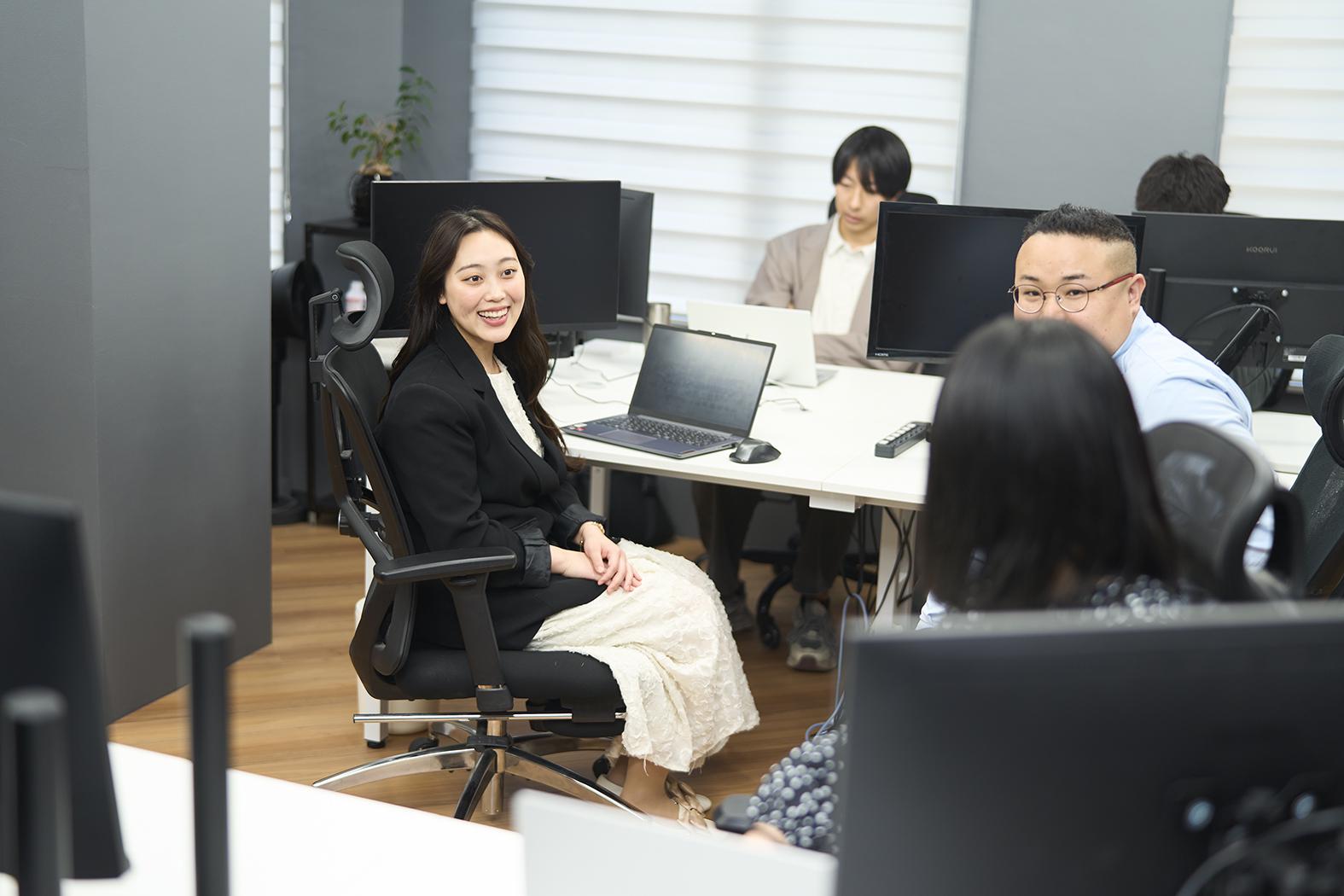 営業陣は本社に毎日出社して、膝を突き合わせて仕事している。代表含め若いメンバーで構成されているということもあるだろうが、和気藹々とした印象で、連携がよく取れているようだった。