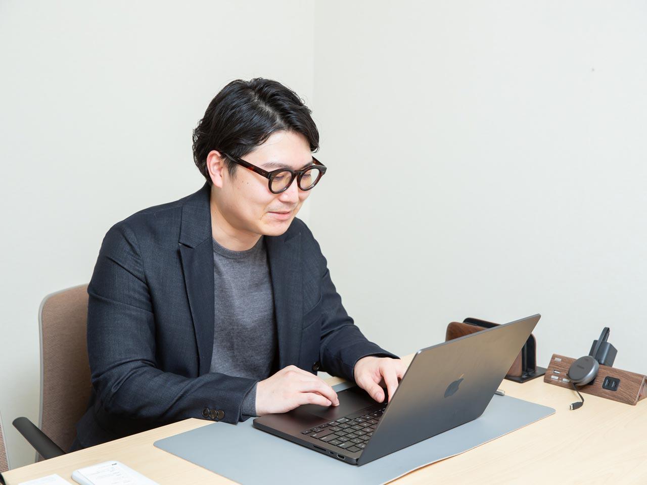 店舗向けアプリや防災システム等、幅広いソフトウェア開発を中心に、LLM基盤のインフラ構築、中堅企業の技術顧問等、業務内容も多岐にわたる。