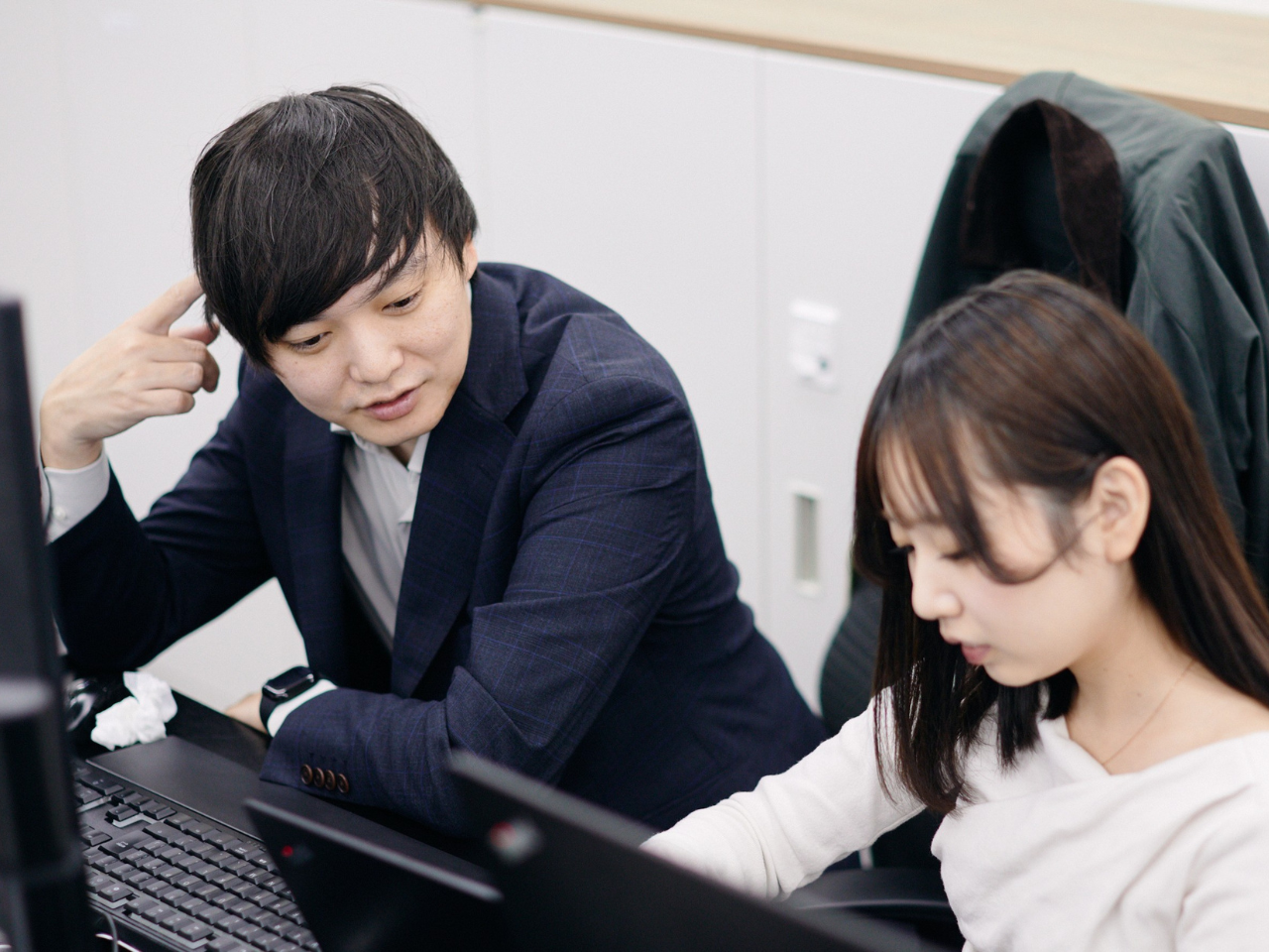 手取り足取り教える「ぬるま湯」ではありませんが、難易度の高い事業課題に対して、トップクラスの知見を持つメンバーと「壁打ち」をしながら最適解を導き出せるチーム体制が整っています。個人の裁量を重んじつつも、決して孤独にはさせない。プロフェッショナル同士が知見を共有し合い、共に壁を乗り越えるカルチャーです。