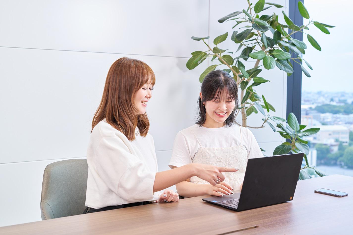 コンテンツ取材・撮影事業では、社内クリエイターが全国対応し、写真や動画を迅速に提供している。