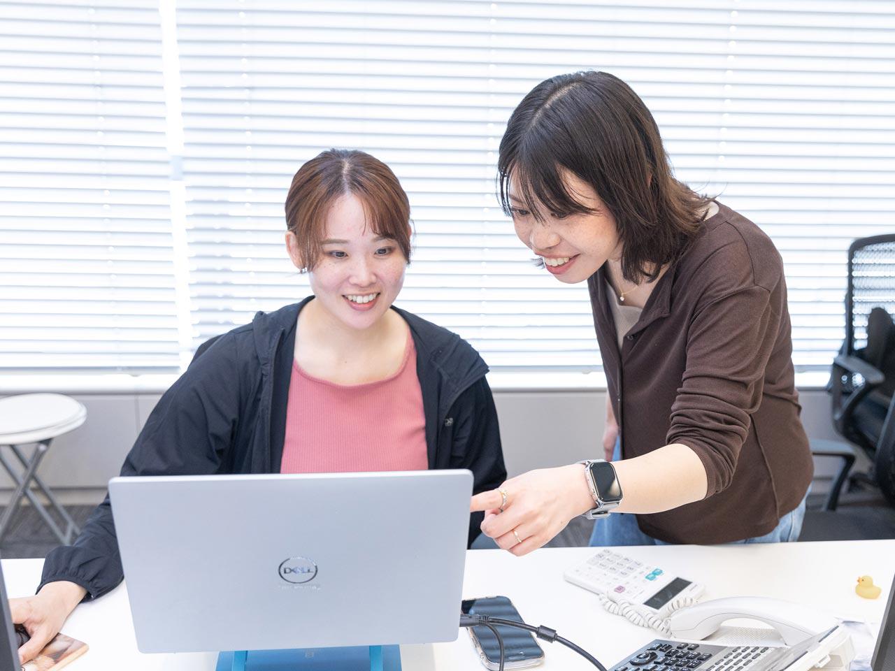 働き方は、オンラインと対面を組み合わせながら、立ち上がりを支える環境を整えている。