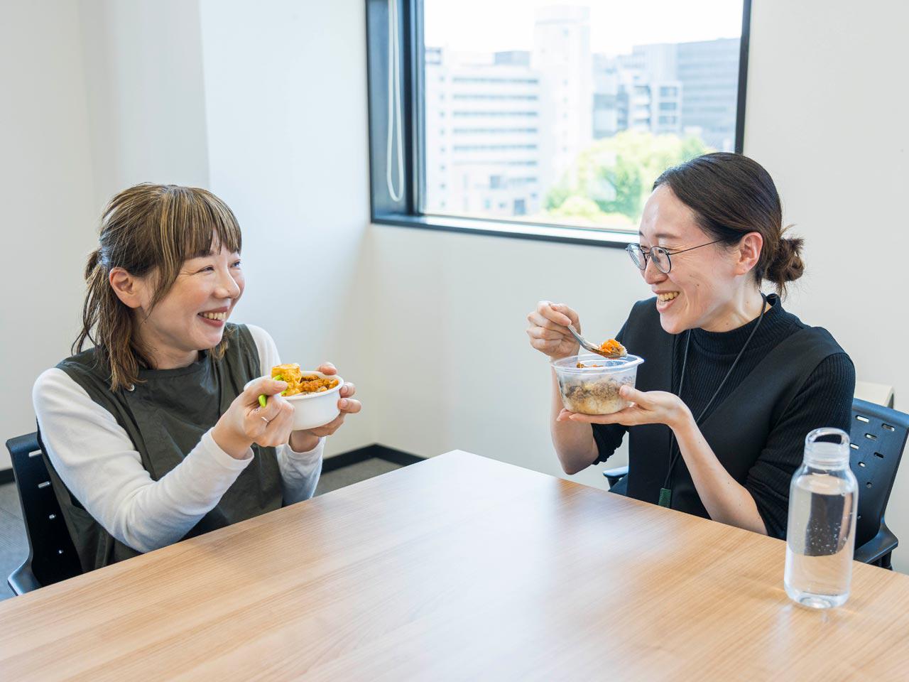 手厚い支援スキームでエンジニア個々のステップアップを応援するほか、年間休日126日、コアタイムなしのフレックス勤務等、ワークライフバランスも極めて良好だ。