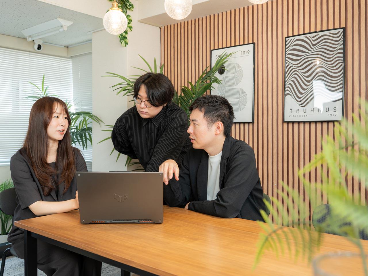 Webサイト制作事業を通じて培ったECの構築やWebマーケティング、システム開発等のノウハウを土台として活用する形。
