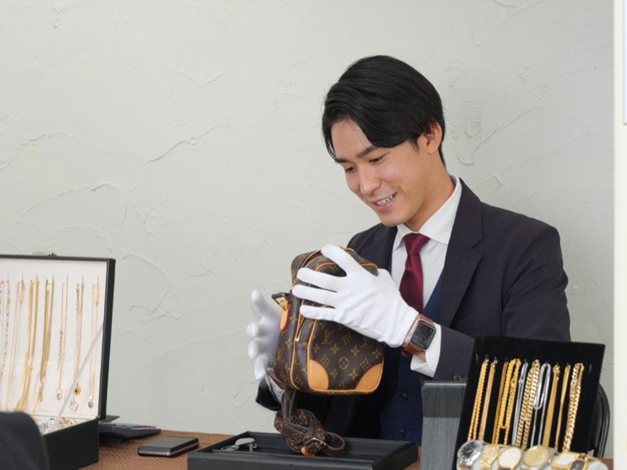 買い物客との会話をきっかけに、貴金属やブランド品等を持参してもらい査定する。