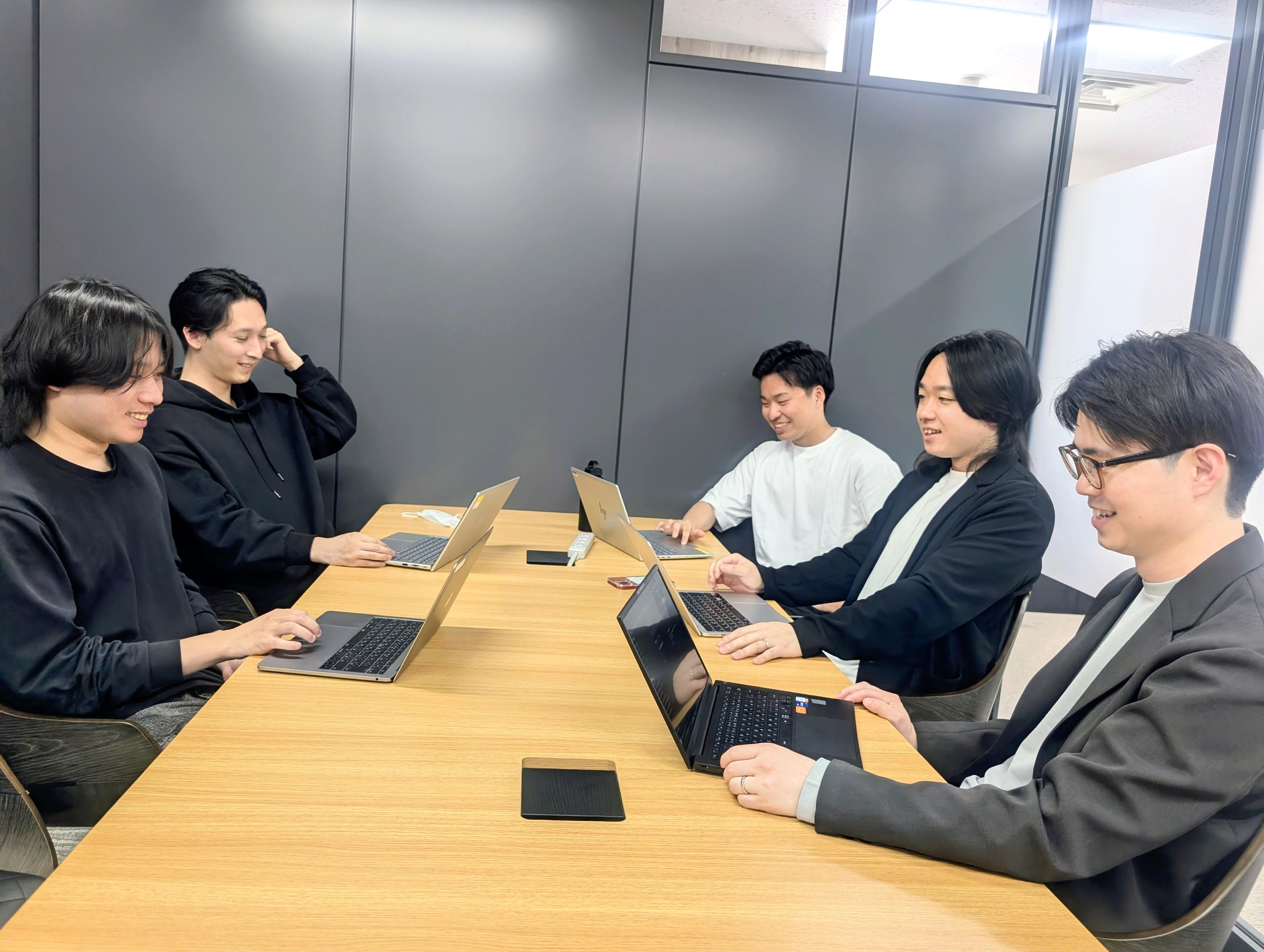 4年強で200本以上のアプリをリリースしヒットを量産してきた背景として、スピード感のある効率的な開発体制がある。エンジニア教育などにも力を入れ、高い開発力を実現しています。