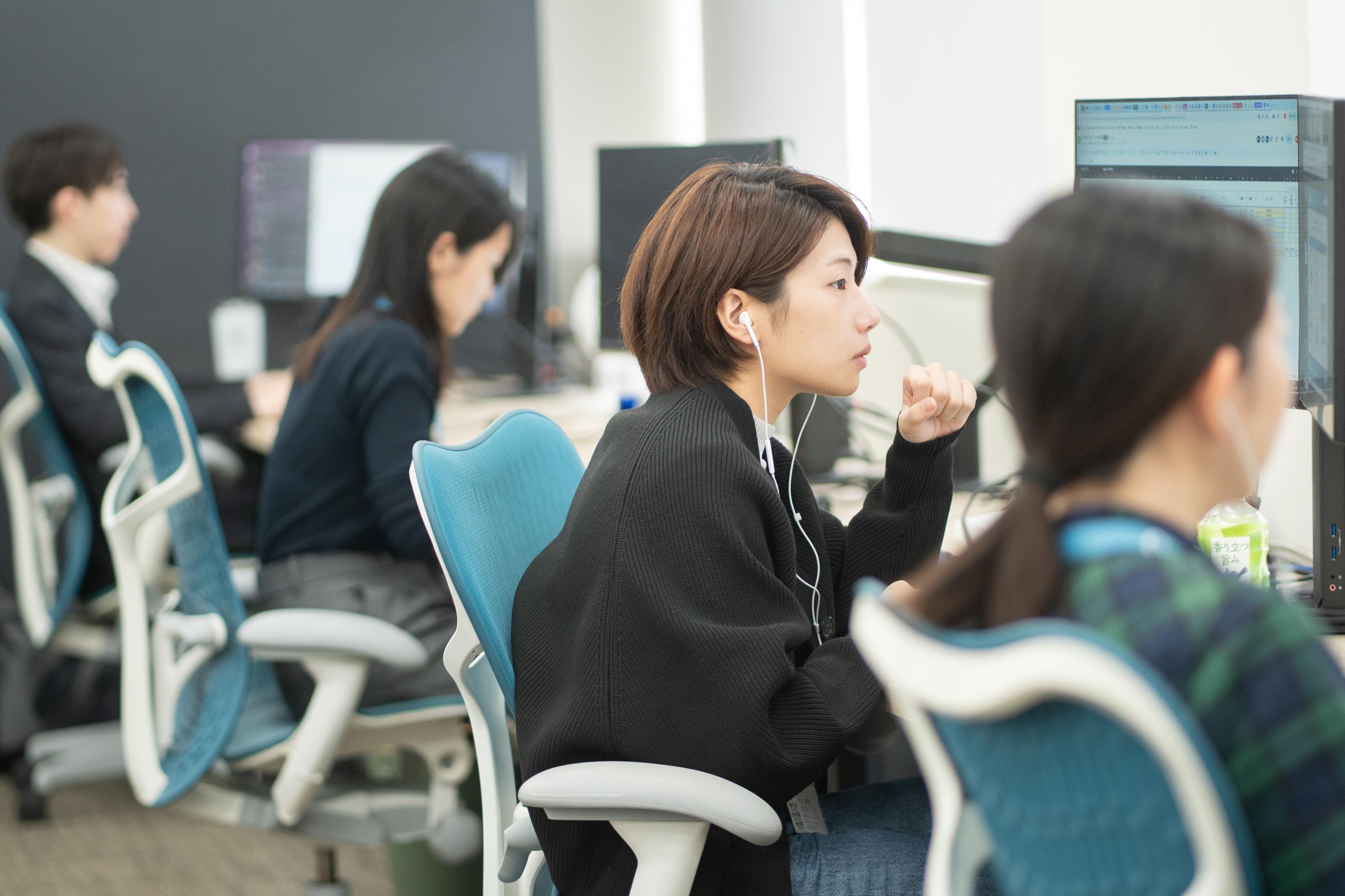 営業はシステムが運用されるまで、顧客のシステムコンサルタントとして伴走。同社の解約率は1％以下と平均的なシステム解約率と比べても低い。