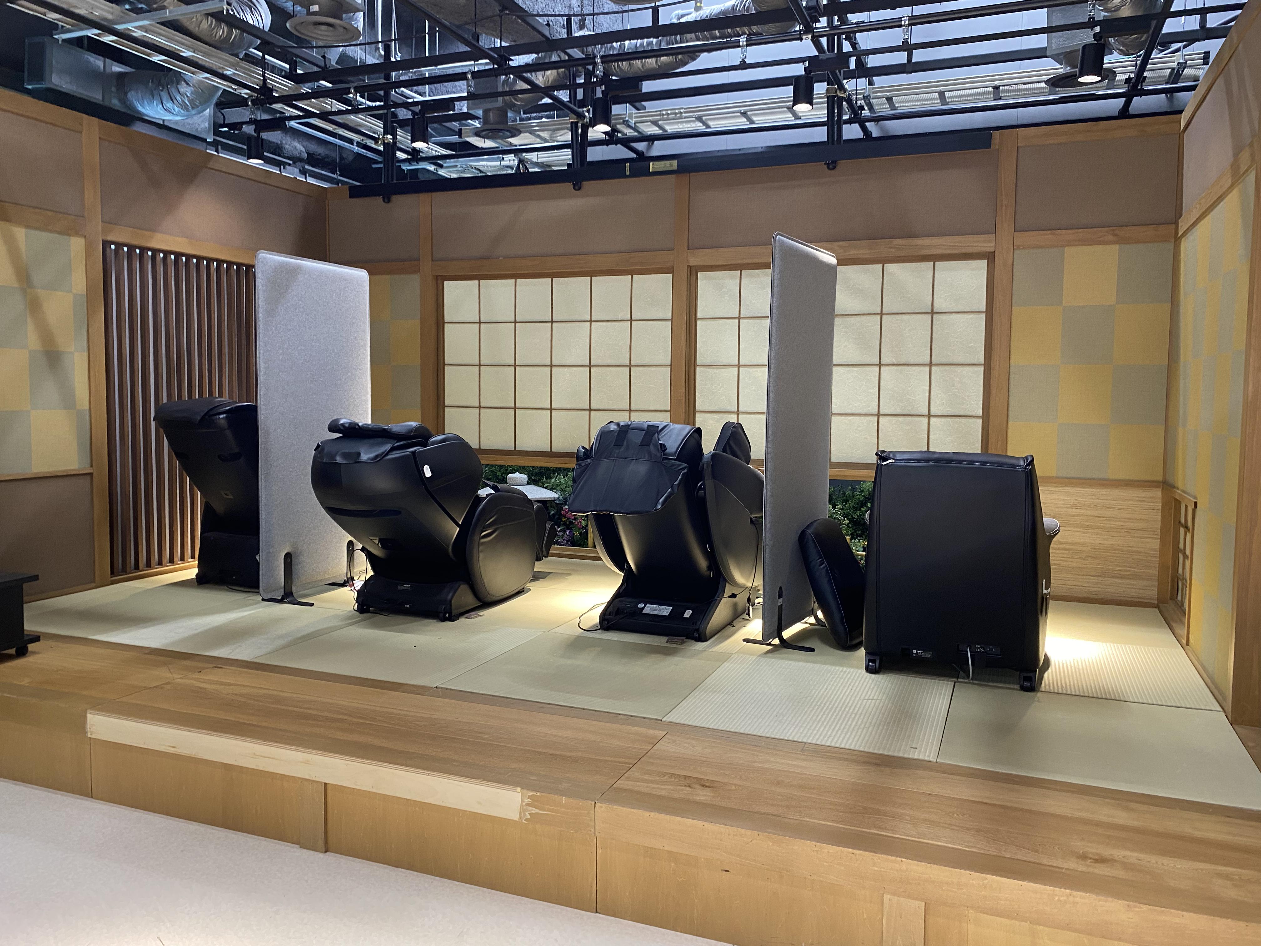 東京の麻布オフィスには社員専用のマッサージチェアも完備。