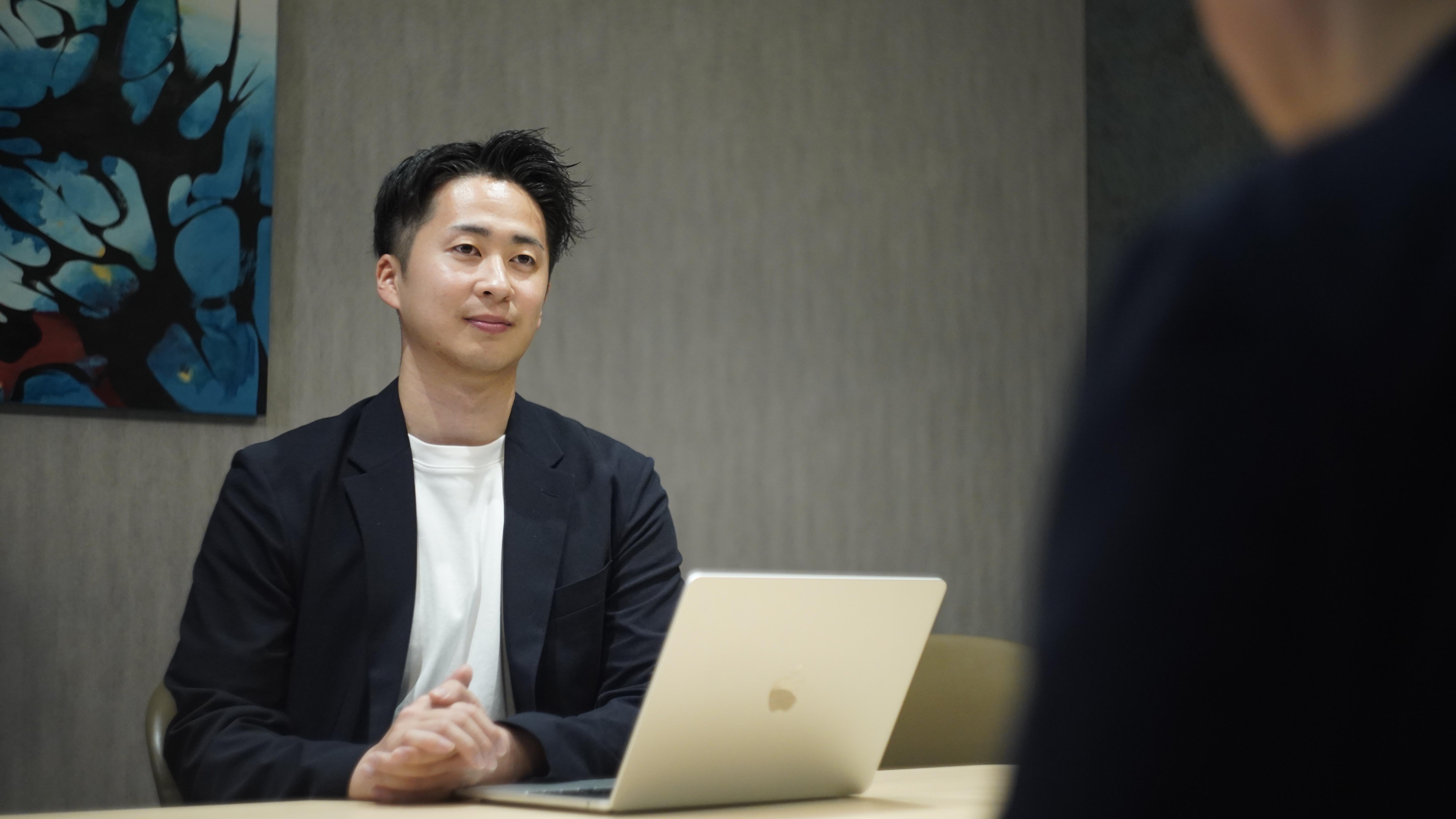 「企業は人なり」——これが私たちの育成に対する根本的な考え方です。

企業の成長は、人の成長そのものである。
どれだけ優れた戦略や仕組みがあっても、それを実行するのは人であり、人との向き合い方が組織の未来を決める。

だからこそ私たちは、一人ひとりの可能性と本気で向き合い、挑戦と成長の機会を提供し続ける会社でありたいと考えています。