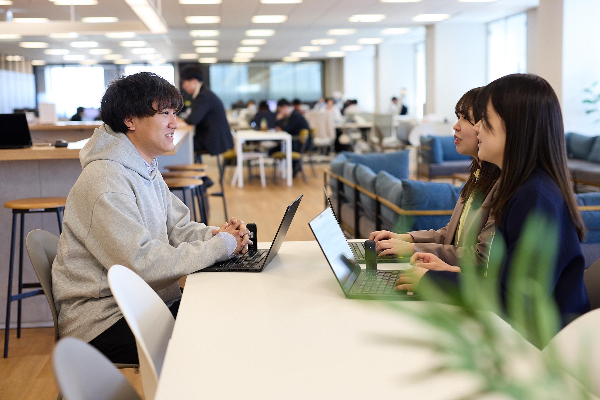 これまで人事部門が担っていた人的対応が必要な業務までをフル受託するという独自のサービスを提供し、国内に279社、123万人の給与計算業務を受託している。